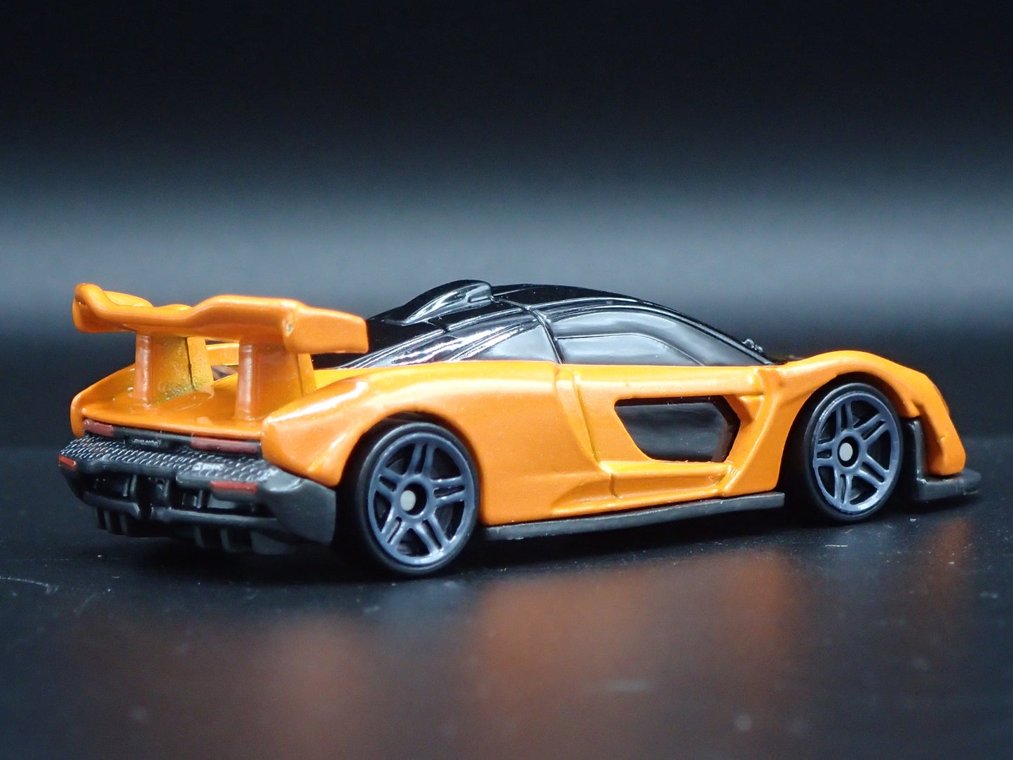2018-2025 MCLAREN SENNA SUPER CAR ORANGE 1:64 SCALE DIORAMA DIECAST MODEL CAR