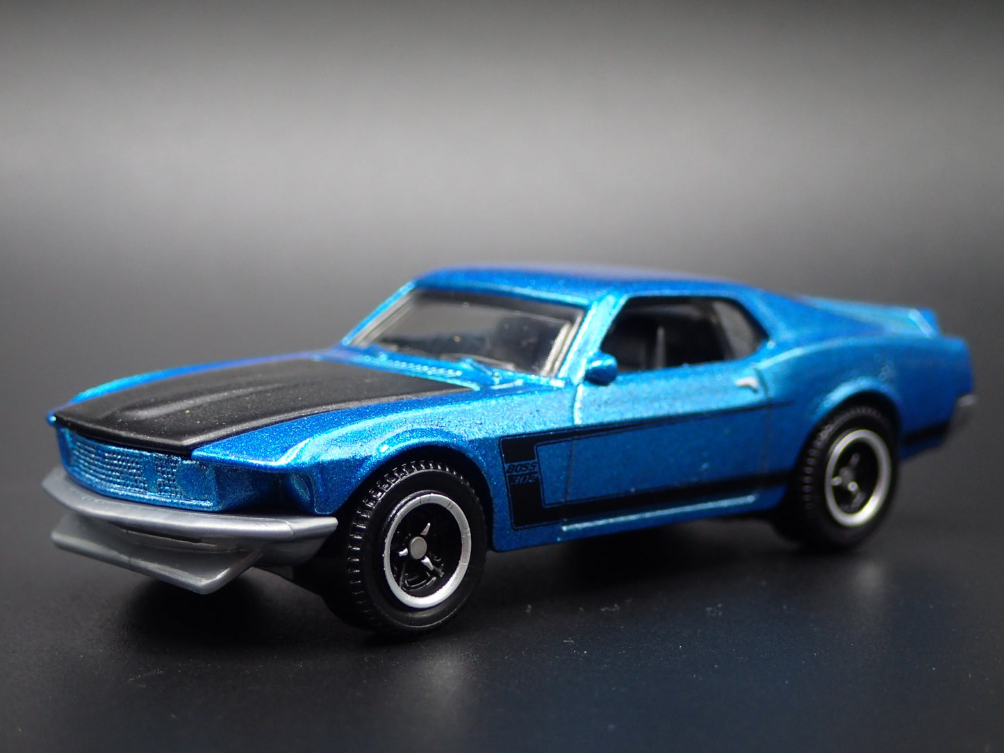 1969 69 FORD MUSTANG BOSS 302 1/64 SCALE COLLECTIBLE DIORAMA DIECAST MODEL CAR