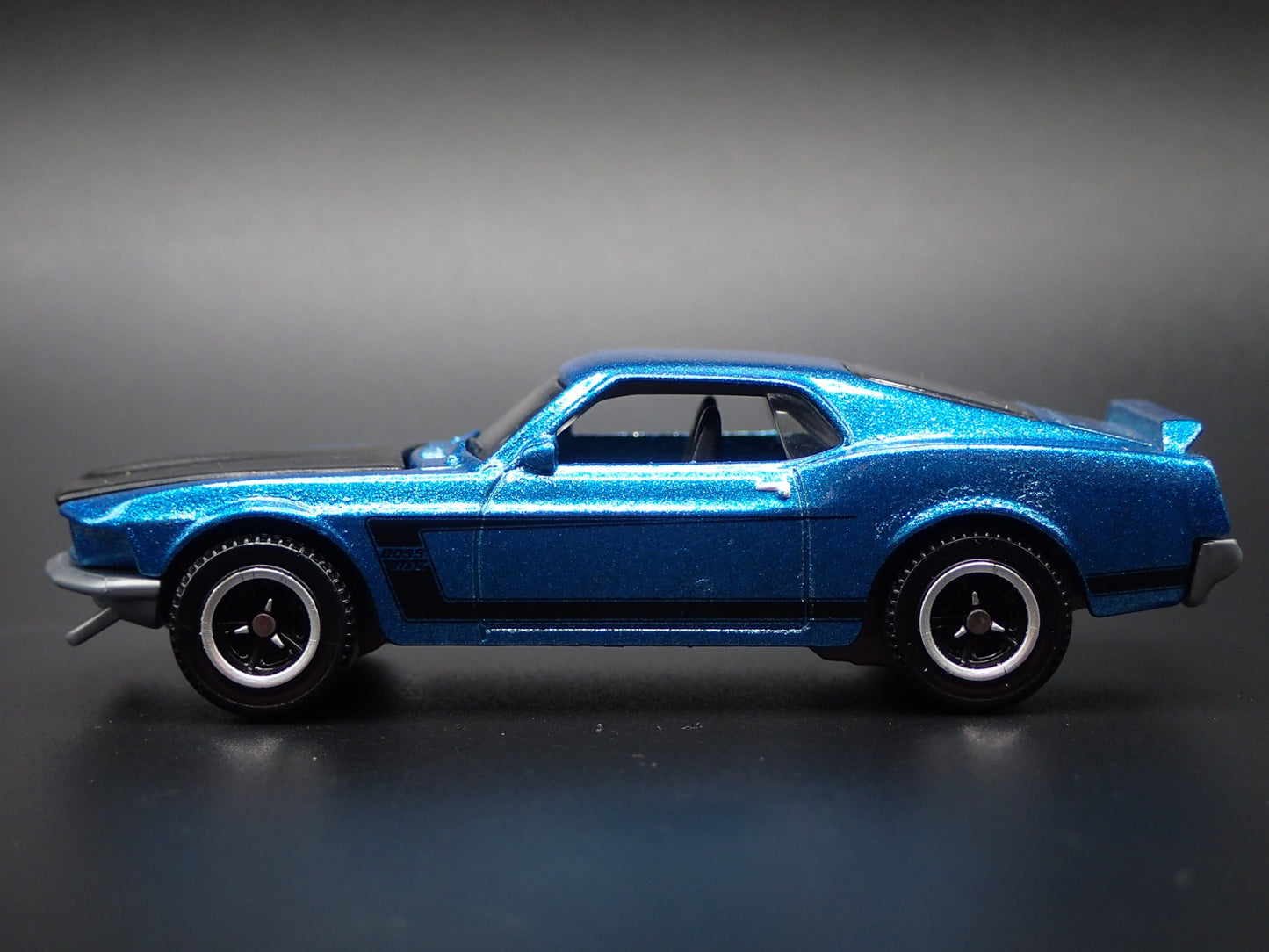 1969 69 FORD MUSTANG BOSS 302 1/64 SCALE COLLECTIBLE DIORAMA DIECAST MODEL CAR