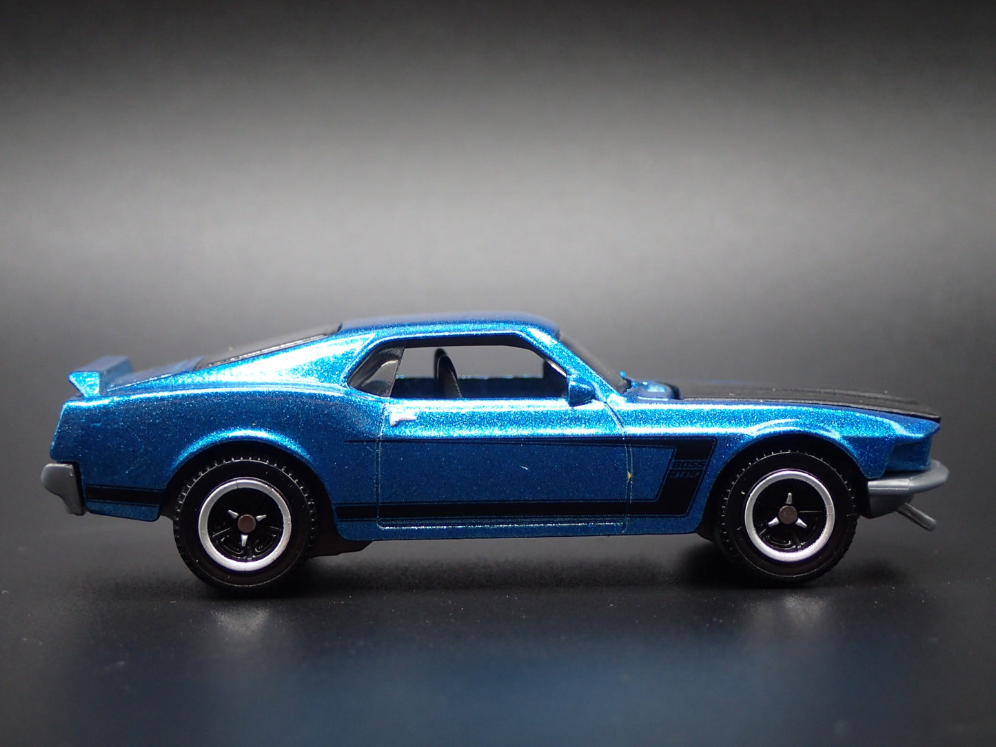 1969 69 FORD MUSTANG BOSS 302 1/64 SCALE COLLECTIBLE DIORAMA DIECAST MODEL CAR