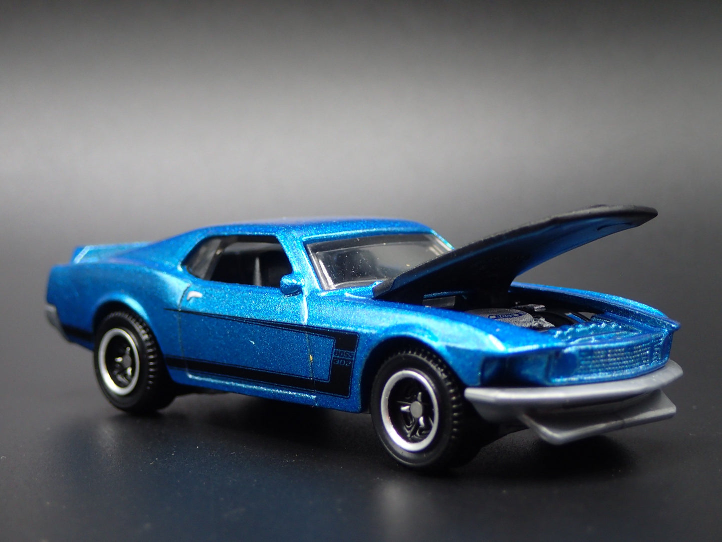 1969 69 FORD MUSTANG BOSS 302 1/64 SCALE COLLECTIBLE DIORAMA DIECAST MODEL CAR