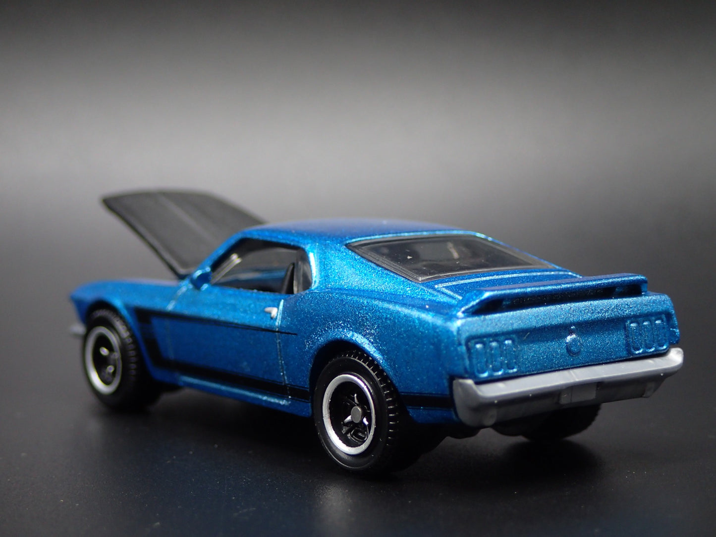 1969 69 FORD MUSTANG BOSS 302 1/64 SCALE COLLECTIBLE DIORAMA DIECAST MODEL CAR