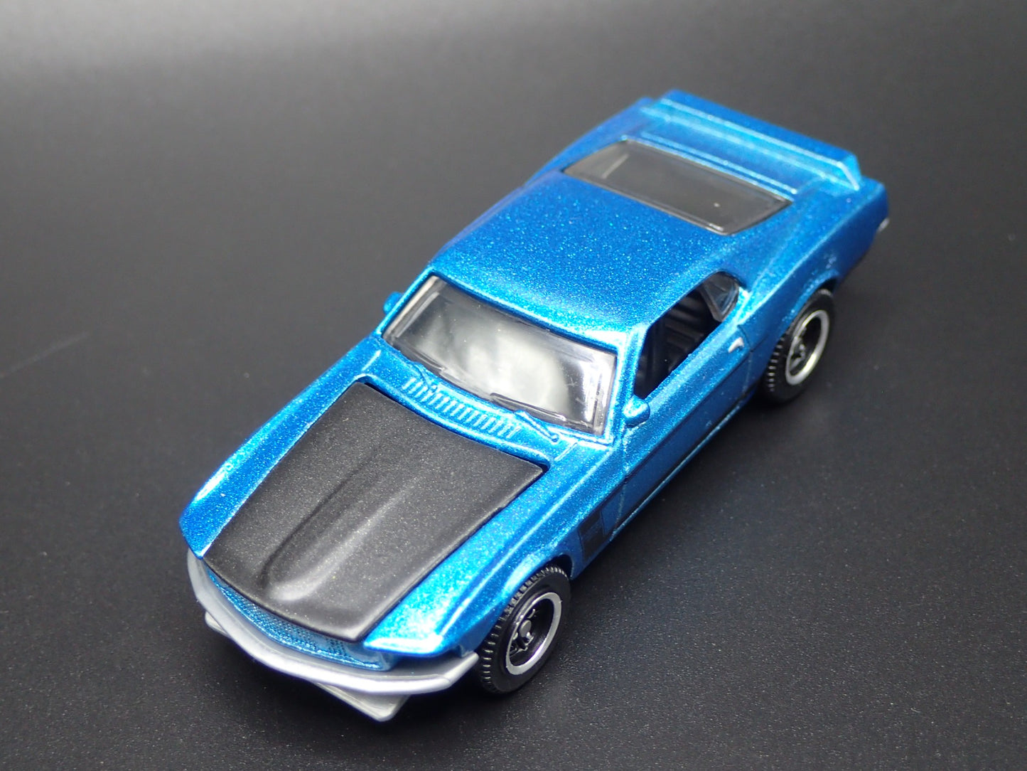 1969 69 FORD MUSTANG BOSS 302 1/64 SCALE COLLECTIBLE DIORAMA DIECAST MODEL CAR