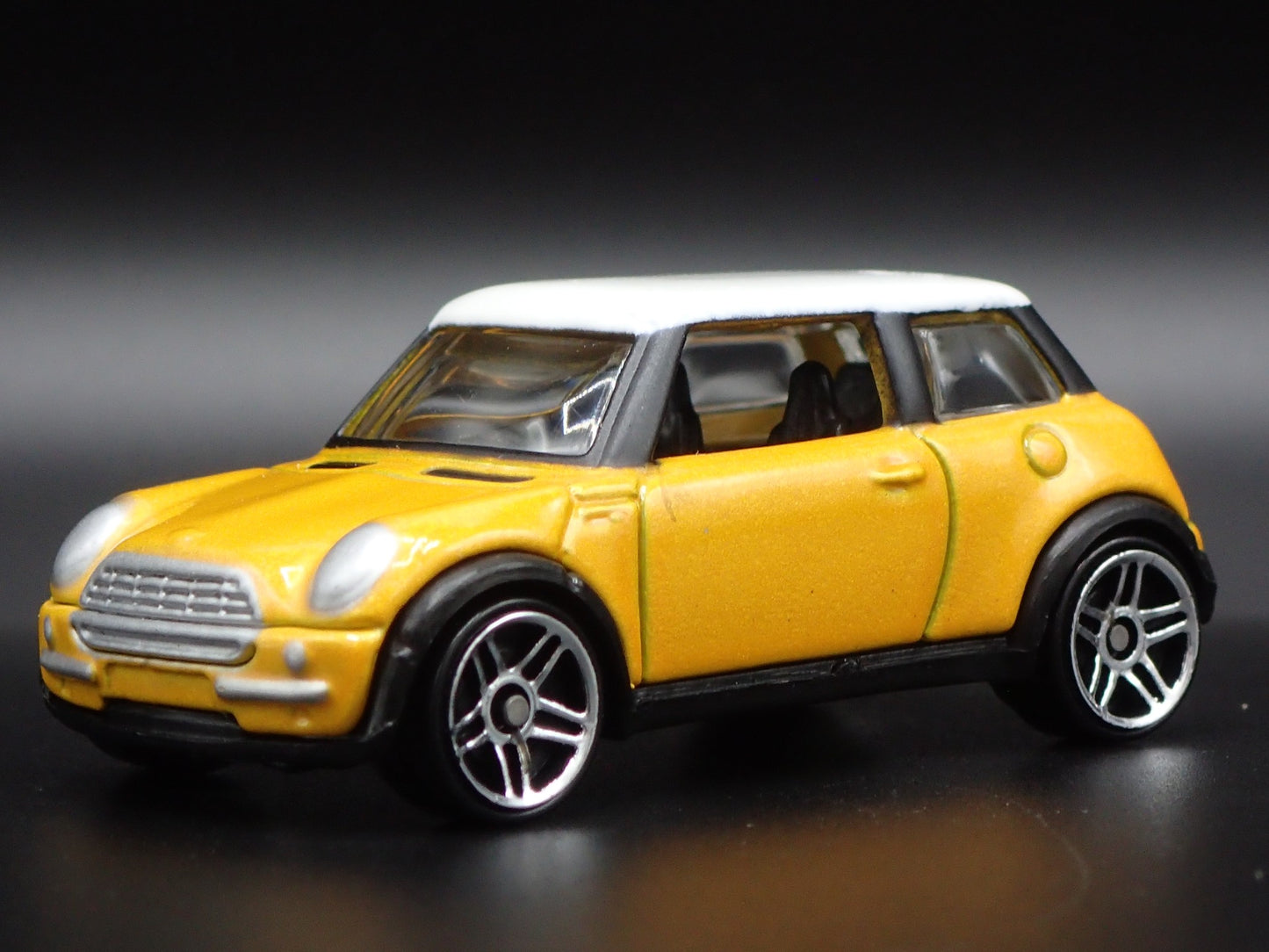 2001-2006 MINI COOPER YELLOW 1:64 SCALE COLLECTIBLE DIORAMA DIECAST MODEL CAR