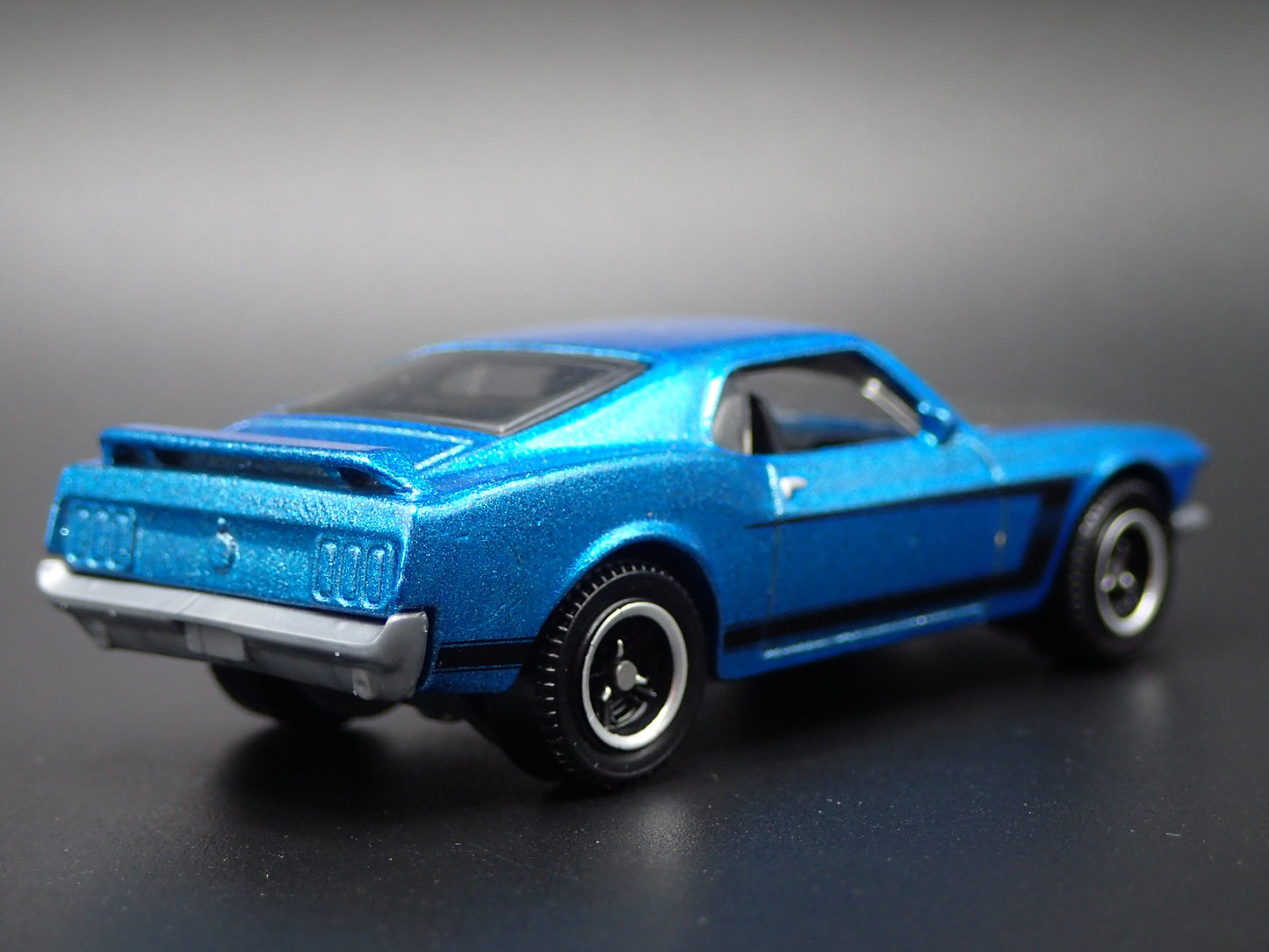 1969 69 FORD MUSTANG BOSS 302 1/64 SCALE COLLECTIBLE DIORAMA DIECAST MODEL CAR