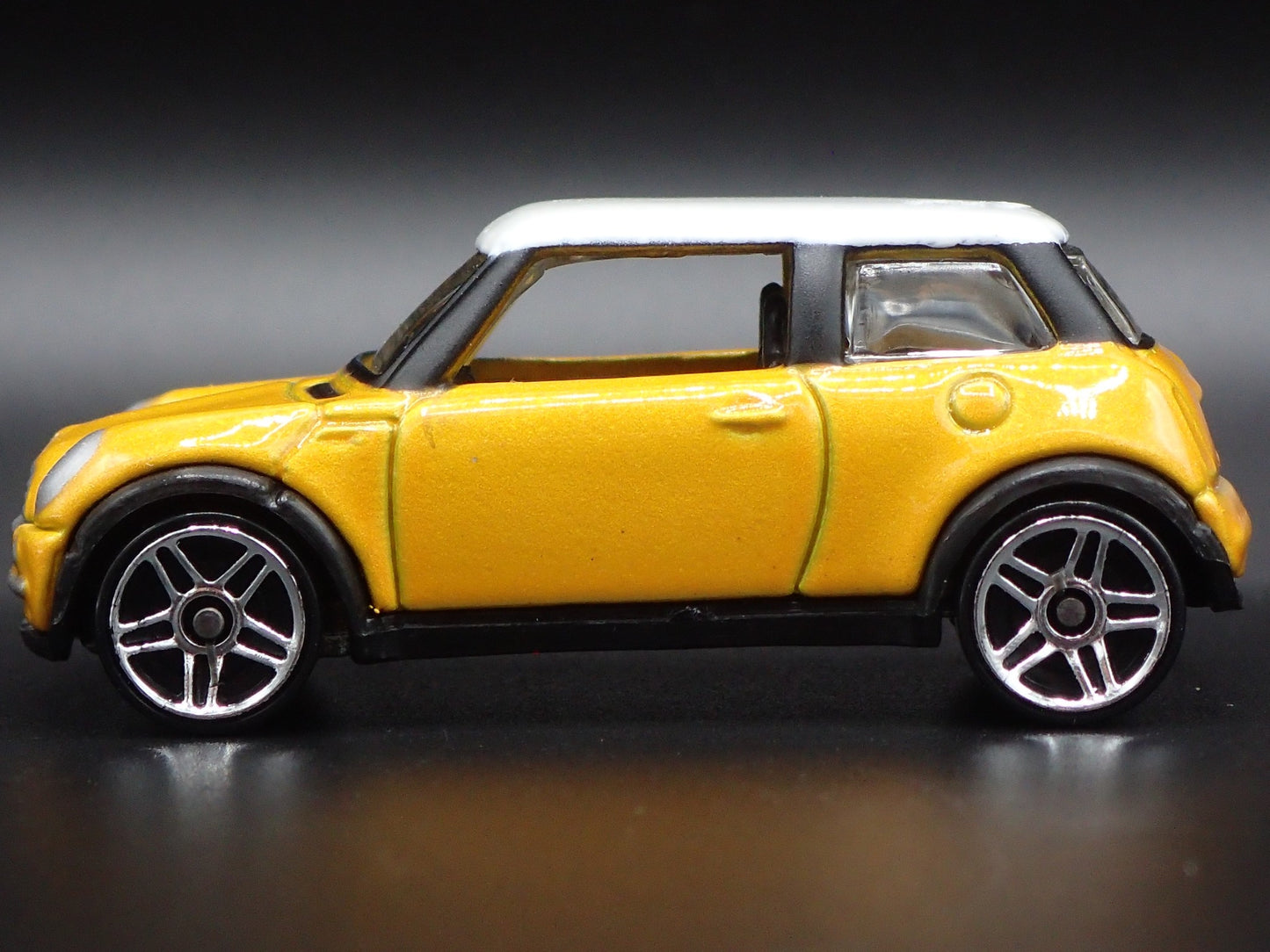 2001-2006 MINI COOPER YELLOW 1:64 SCALE COLLECTIBLE DIORAMA DIECAST MODEL CAR