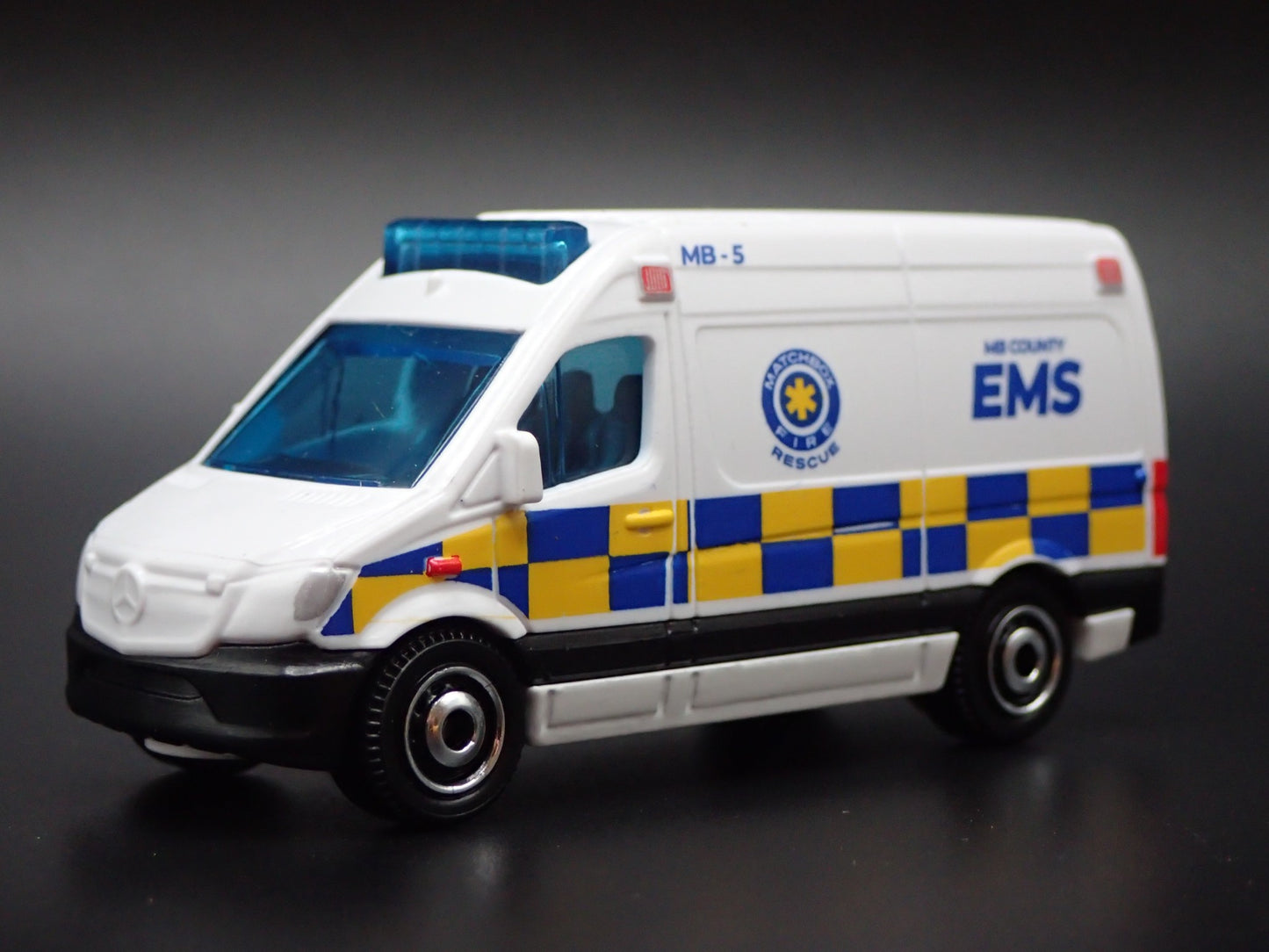 MERCEDES BENZ SPRINTER VAN EMS AMBULANCE 1/64 MB SCALE DIORAMA DIECAST MODEL CAR