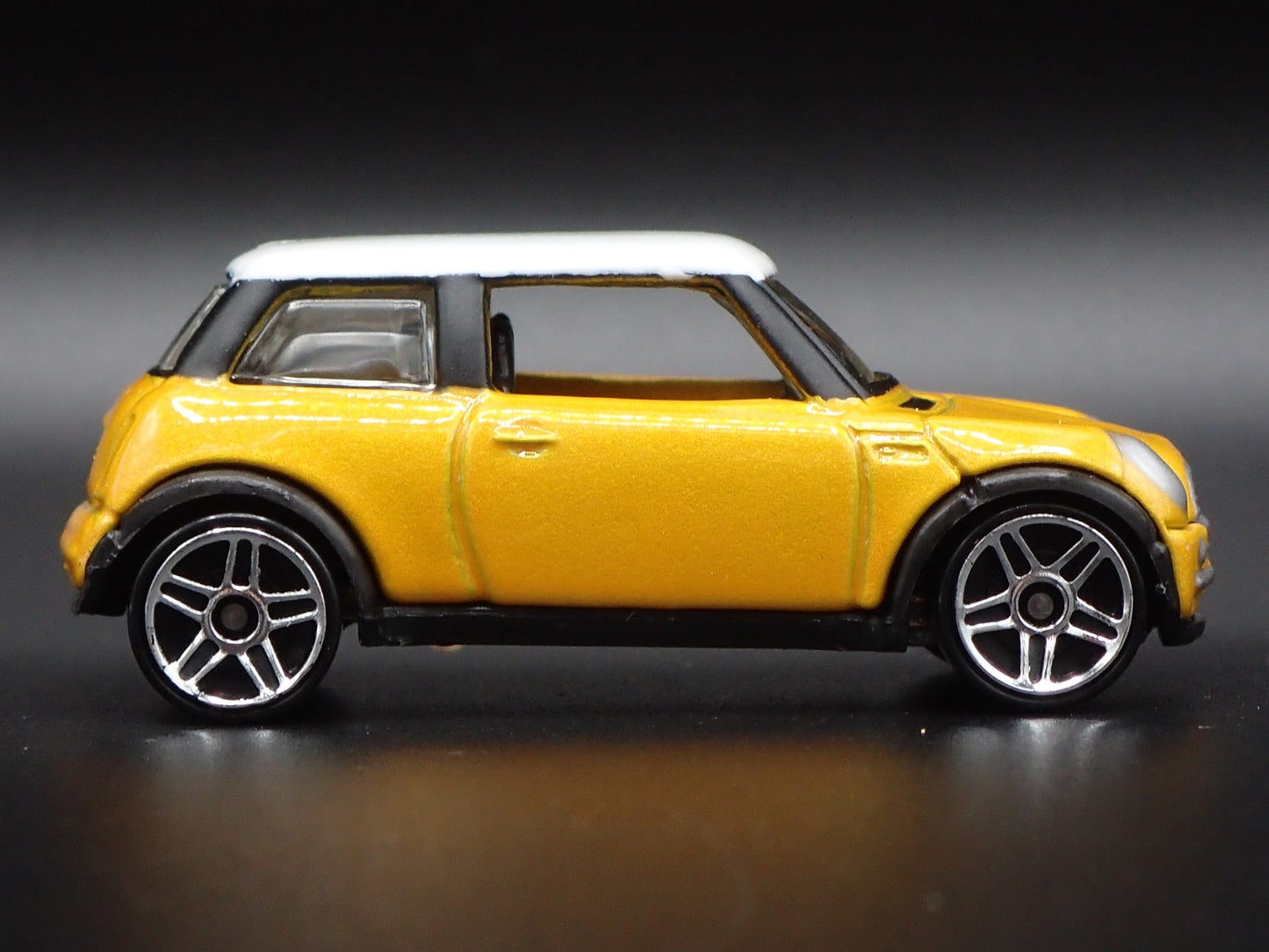 2001-2006 MINI COOPER YELLOW 1:64 SCALE COLLECTIBLE DIORAMA DIECAST MODEL CAR