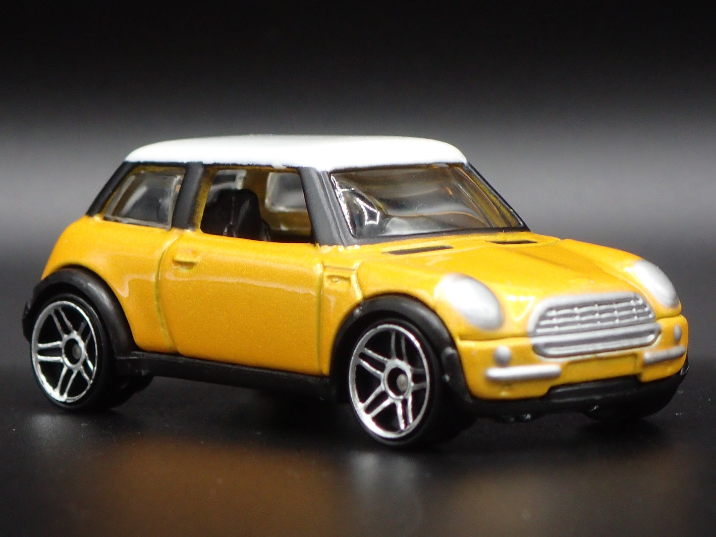 2001-2006 MINI COOPER YELLOW 1:64 SCALE COLLECTIBLE DIORAMA DIECAST MODEL CAR