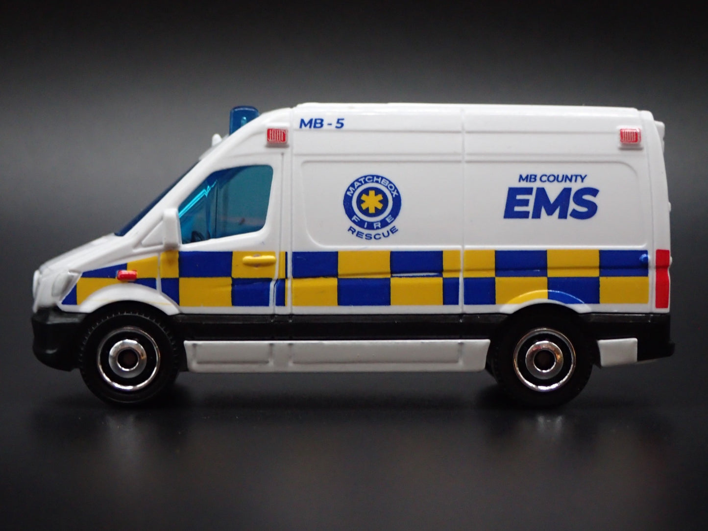 MERCEDES BENZ SPRINTER VAN EMS AMBULANCE 1/64 MB SCALE DIORAMA DIECAST MODEL CAR