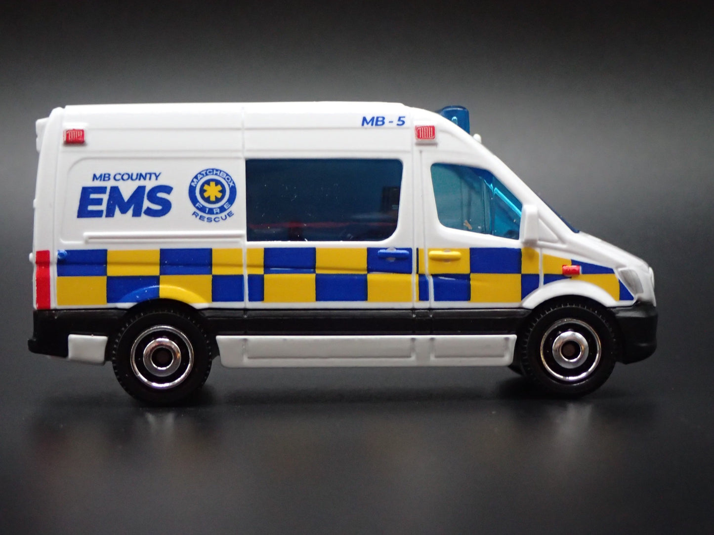 MERCEDES BENZ SPRINTER VAN EMS AMBULANCE 1/64 MB SCALE DIORAMA DIECAST MODEL CAR