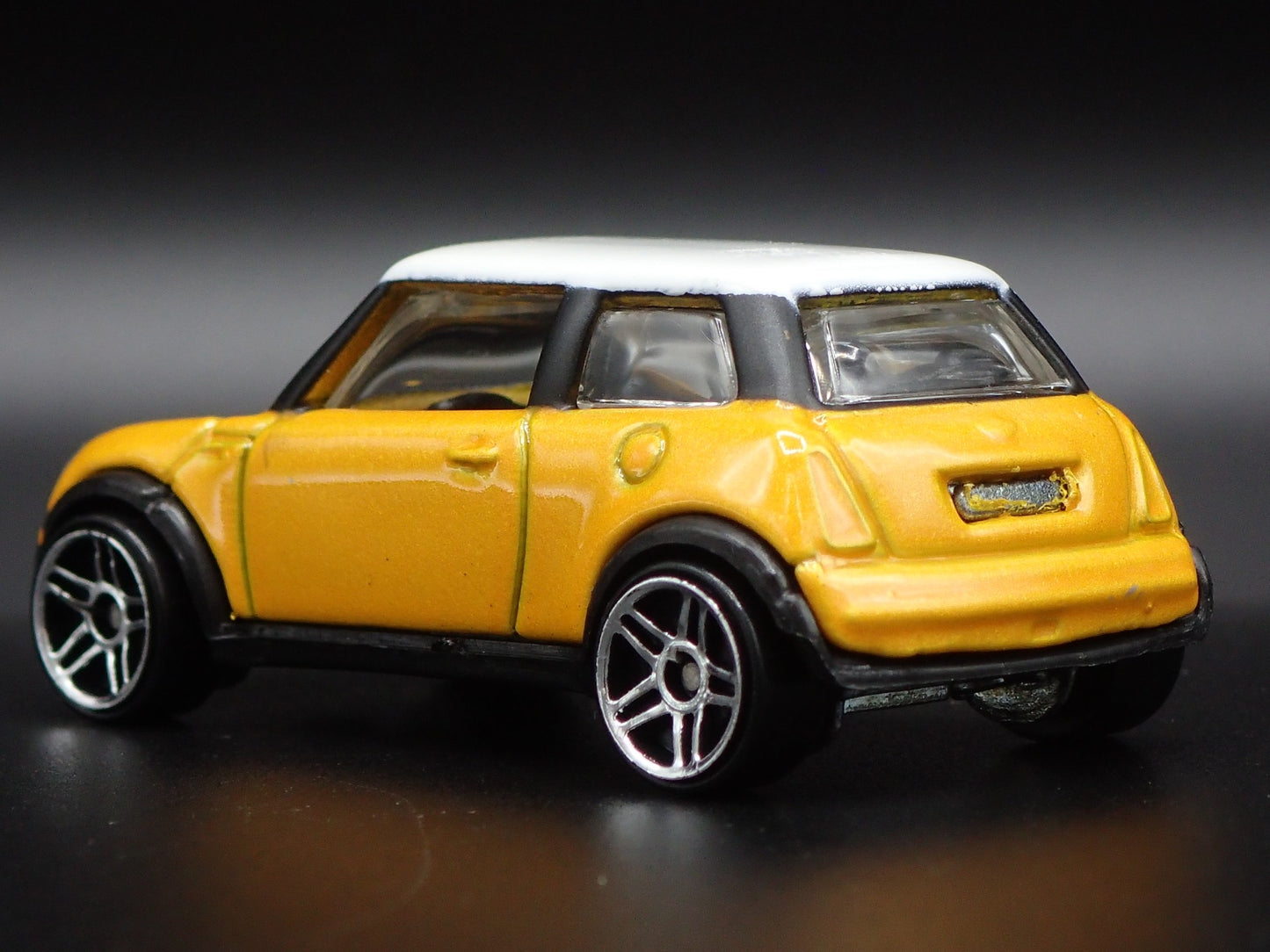 2001-2006 MINI COOPER YELLOW 1:64 SCALE COLLECTIBLE DIORAMA DIECAST MODEL CAR