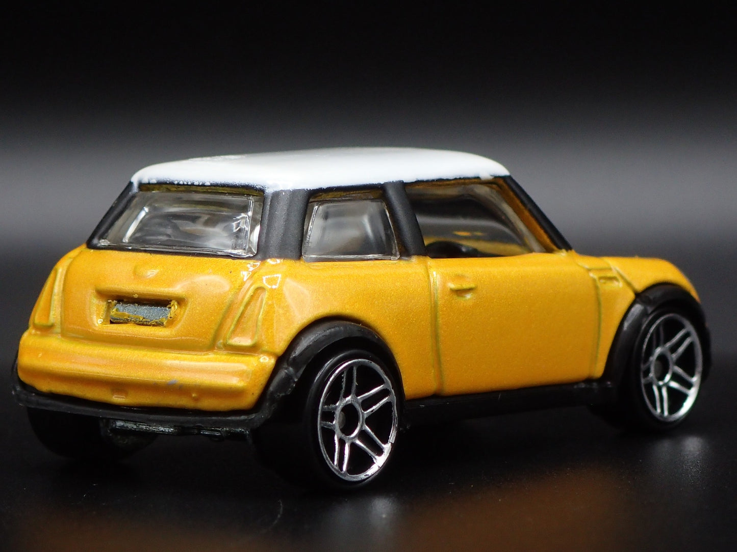 2001-2006 MINI COOPER YELLOW 1:64 SCALE COLLECTIBLE DIORAMA DIECAST MODEL CAR