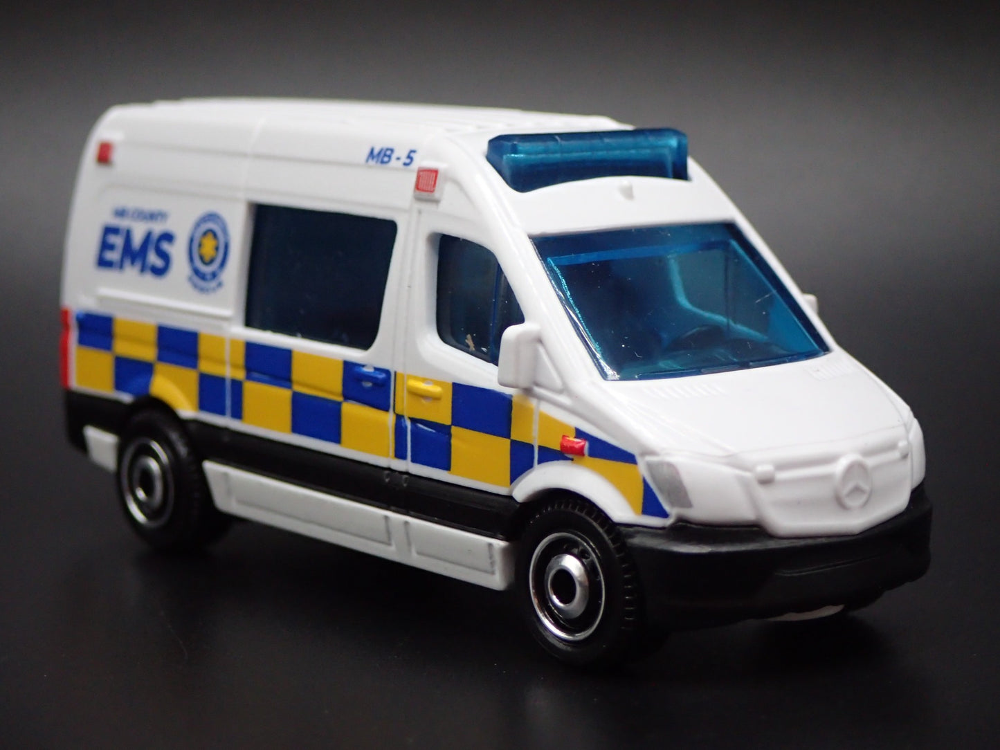 MERCEDES BENZ SPRINTER VAN EMS AMBULANCE 1/64 MB SCALE DIORAMA DIECAST MODEL CAR