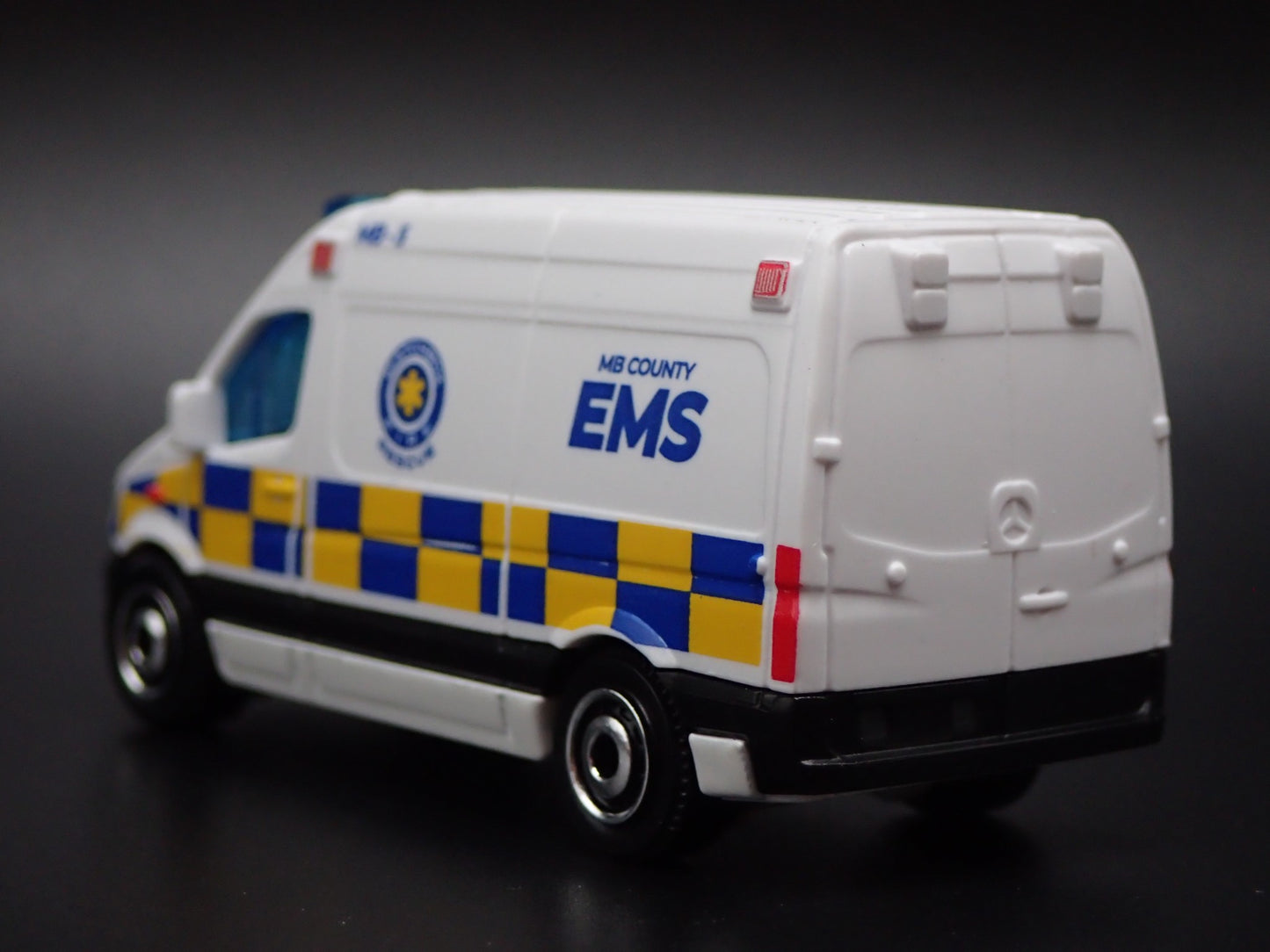 MERCEDES BENZ SPRINTER VAN EMS AMBULANCE 1/64 MB SCALE DIORAMA DIECAST MODEL CAR