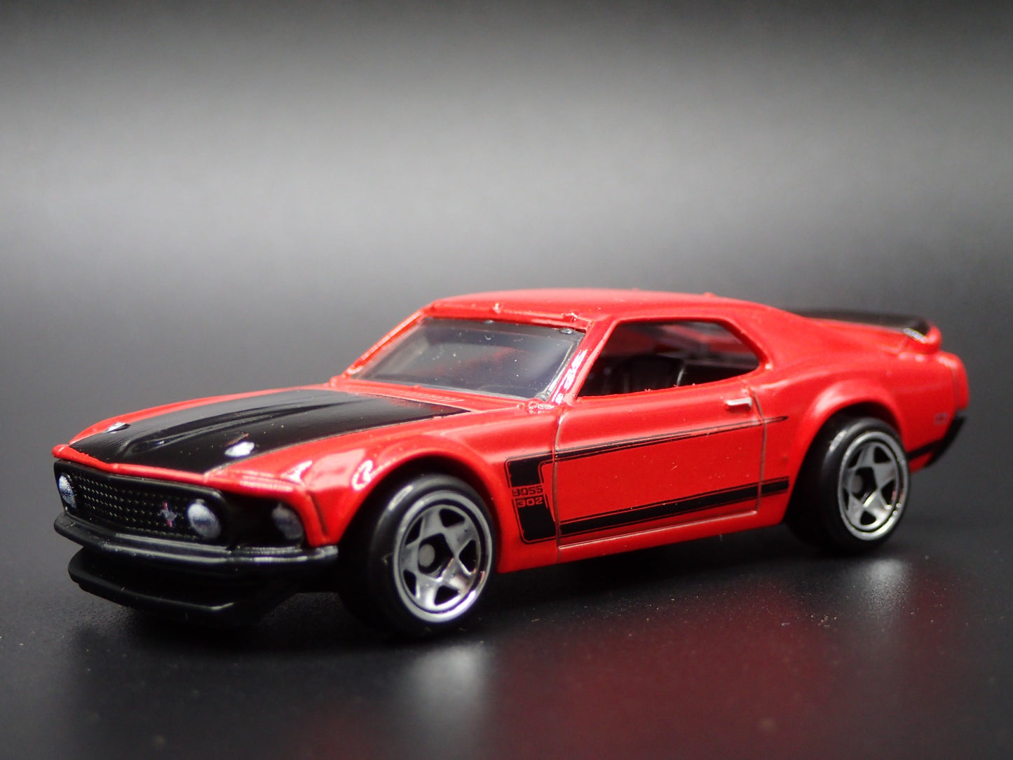 1969 69 FORD MUSTANG BOSS 302 1/64 SCALE COLLECTIBLE DIORAMA DIECAST MODEL CAR