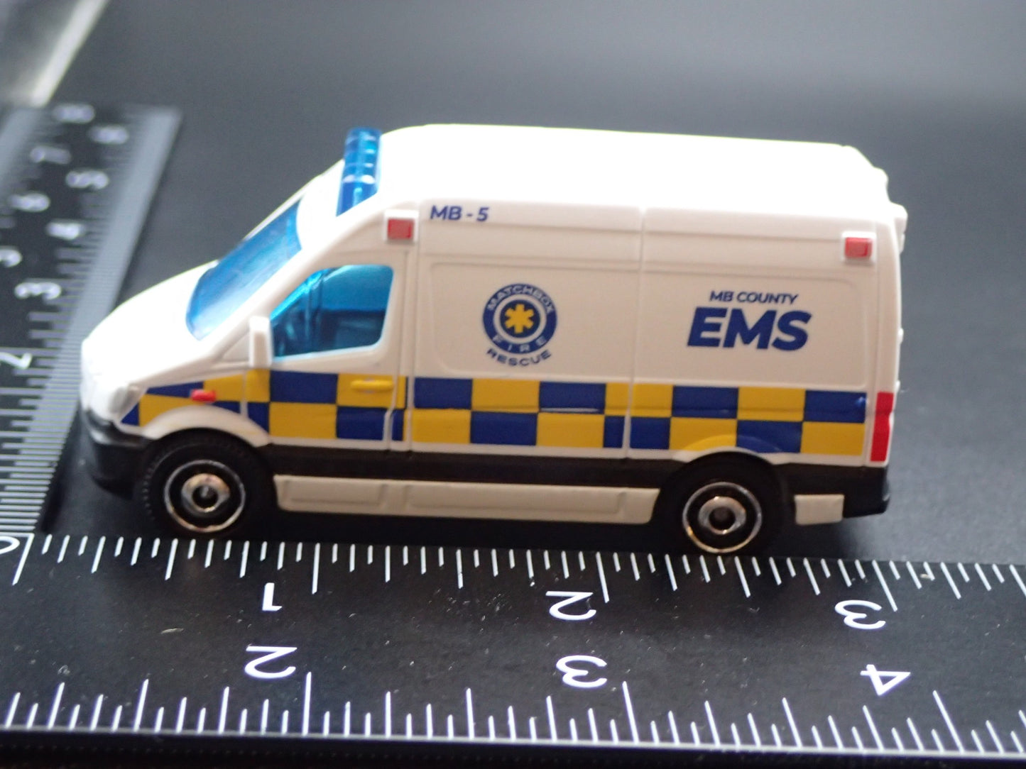 MERCEDES BENZ SPRINTER VAN EMS AMBULANCE 1/64 MB SCALE DIORAMA DIECAST MODEL CAR
