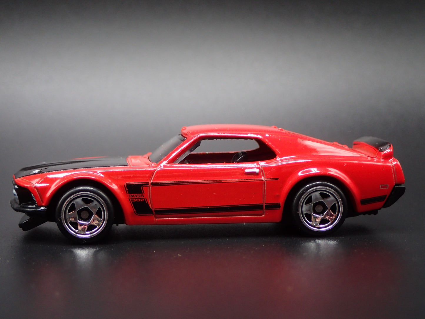 1969 69 FORD MUSTANG BOSS 302 1/64 SCALE COLLECTIBLE DIORAMA DIECAST MODEL CAR
