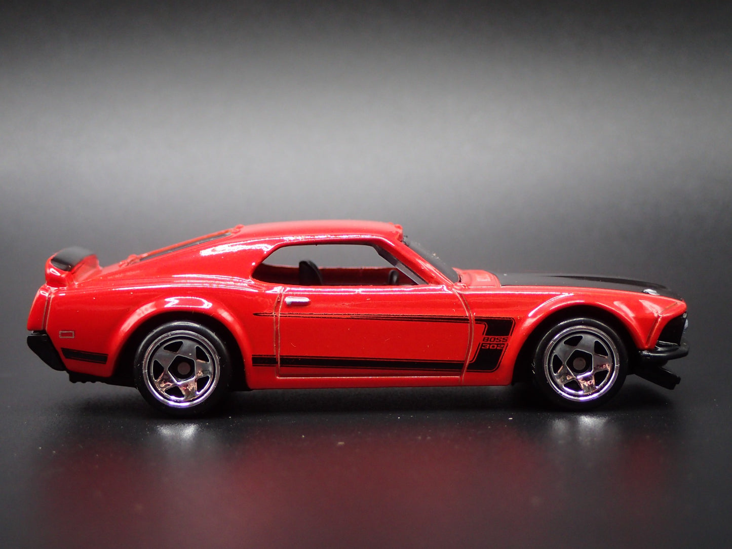 1969 69 FORD MUSTANG BOSS 302 1/64 SCALE COLLECTIBLE DIORAMA DIECAST MODEL CAR