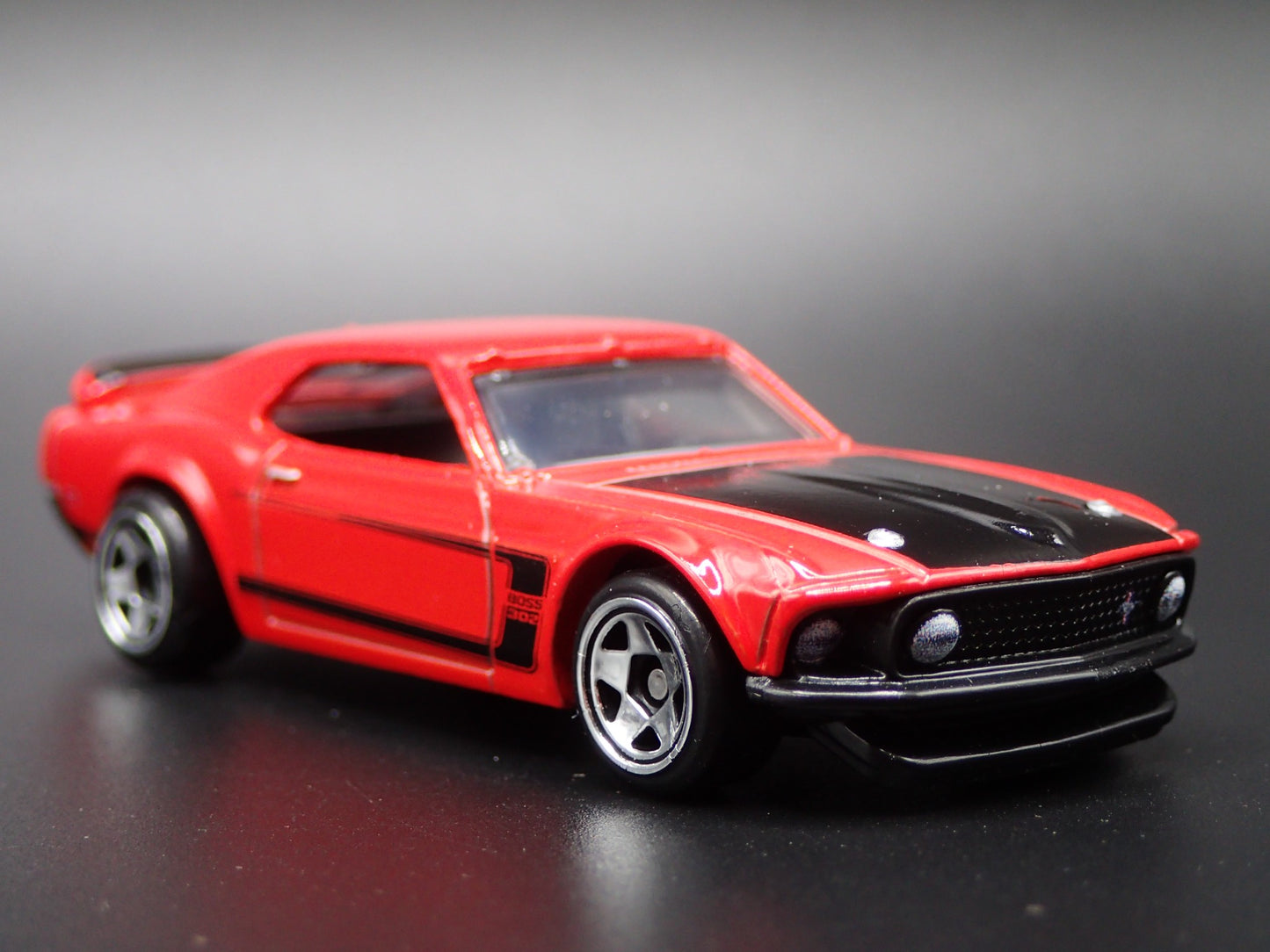 1969 69 FORD MUSTANG BOSS 302 1/64 SCALE COLLECTIBLE DIORAMA DIECAST MODEL CAR