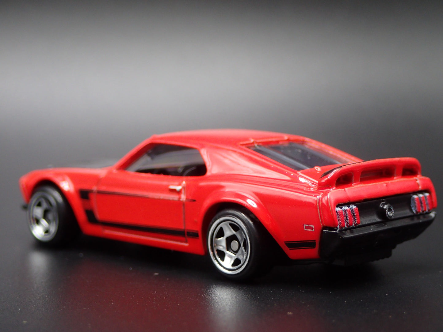 1969 69 FORD MUSTANG BOSS 302 1/64 SCALE COLLECTIBLE DIORAMA DIECAST MODEL CAR
