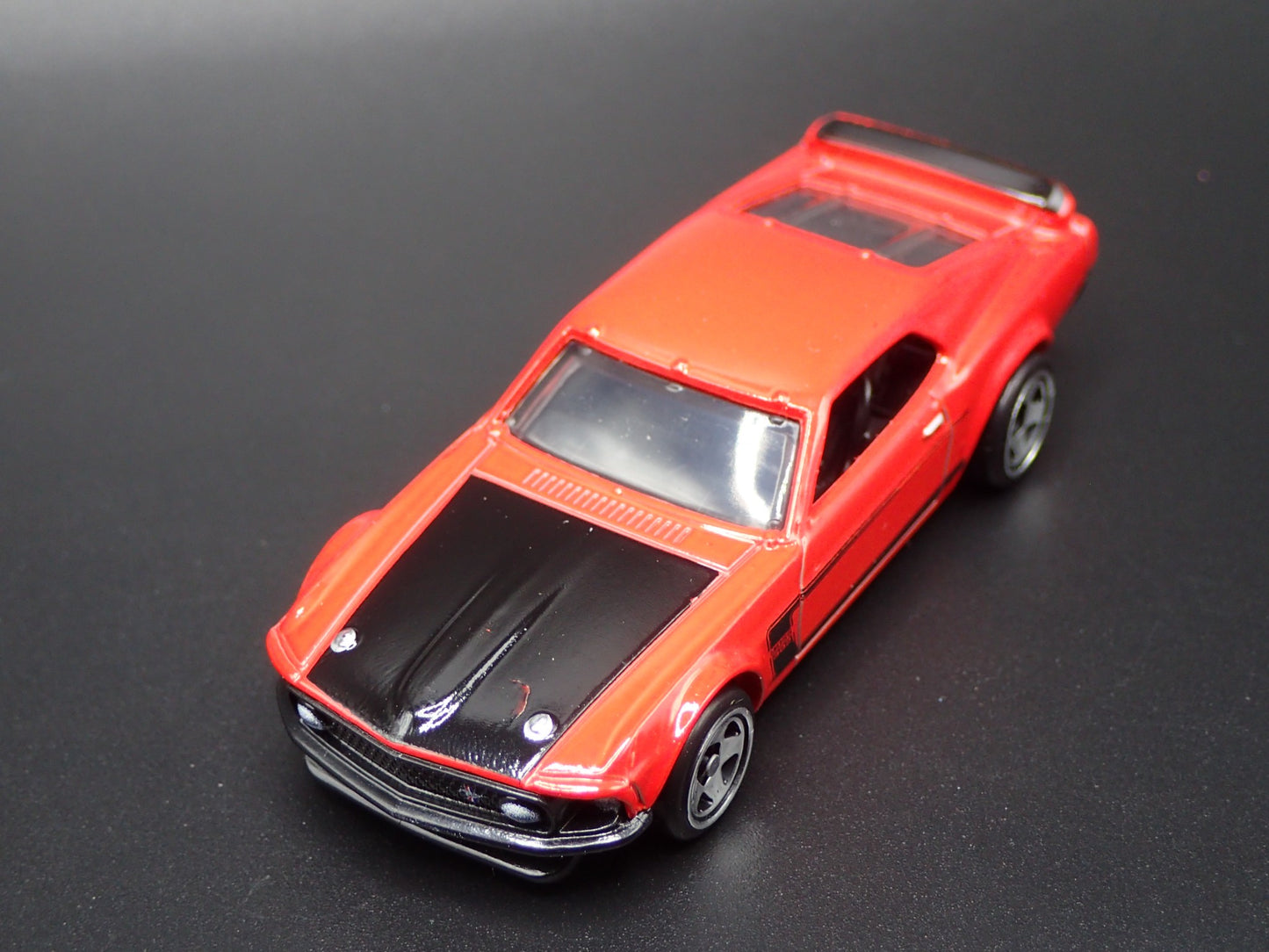 1969 69 FORD MUSTANG BOSS 302 1/64 SCALE COLLECTIBLE DIORAMA DIECAST MODEL CAR