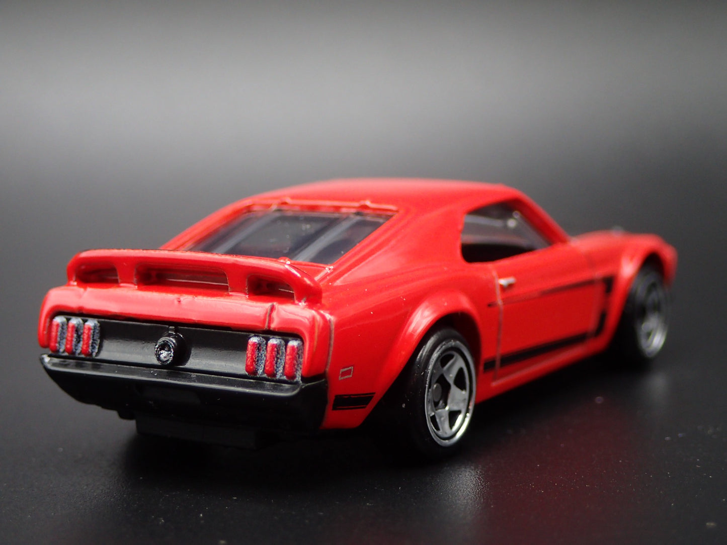 1969 69 FORD MUSTANG BOSS 302 1/64 SCALE COLLECTIBLE DIORAMA DIECAST MODEL CAR