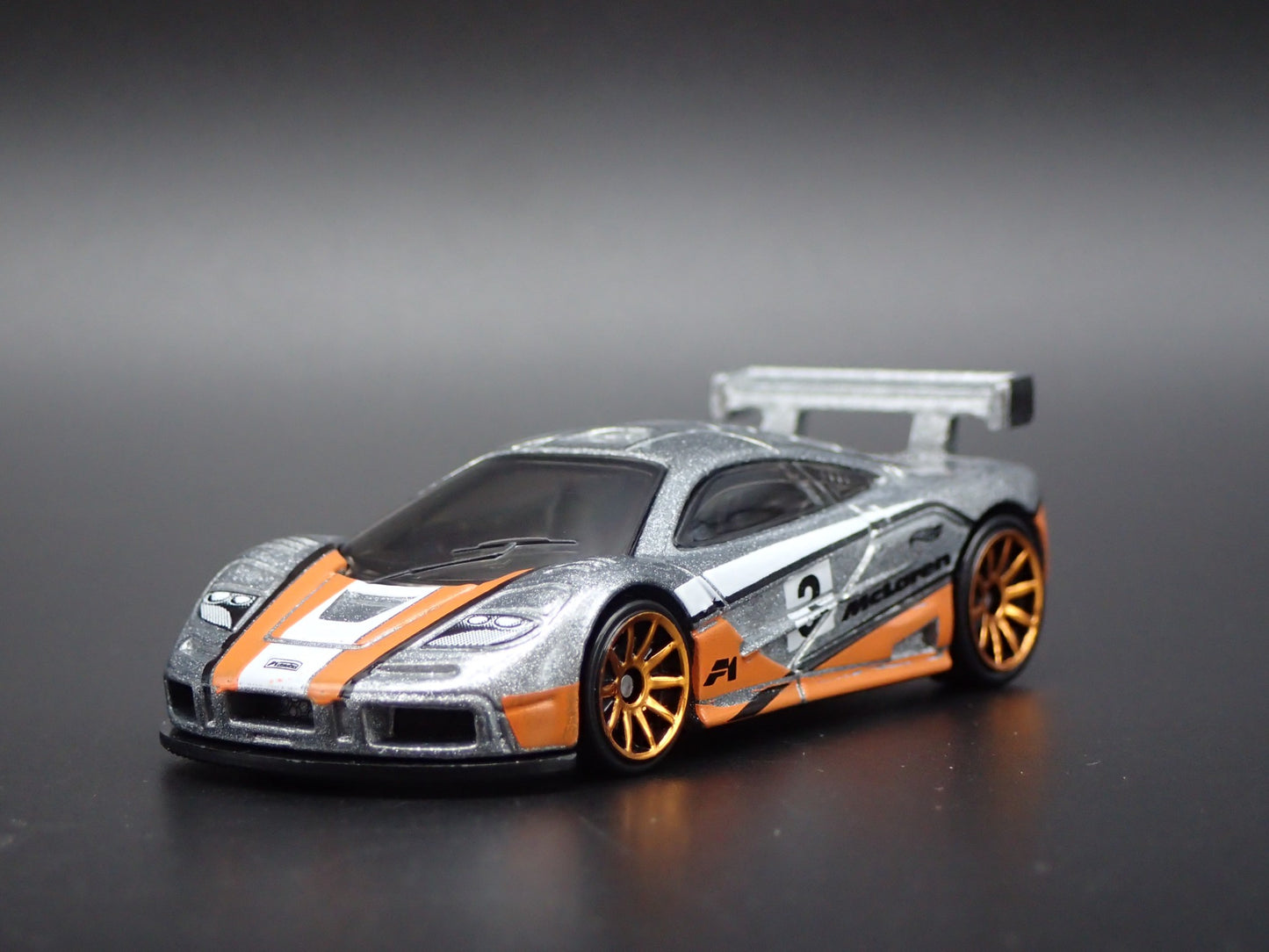 1995-1996 MCLAREN F1 GTR SUPER CAR SILVER 1:64 SCALE DIORAMA DIECAST MODEL CAR