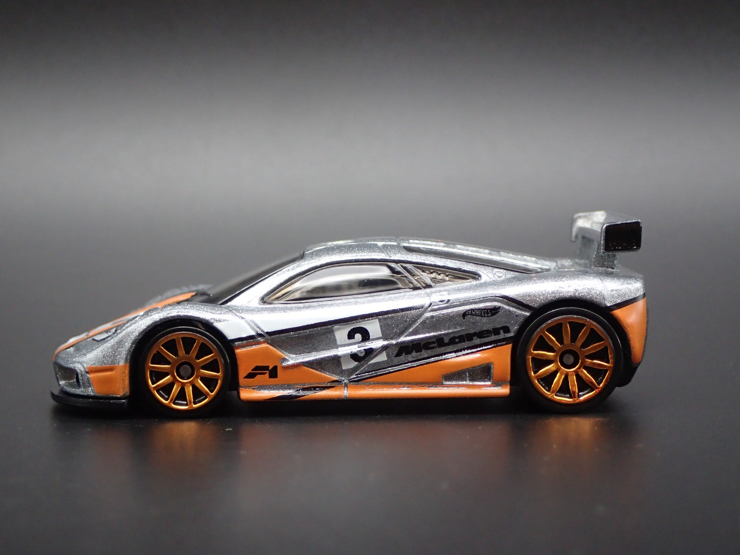 1995-1996 MCLAREN F1 GTR SUPER CAR SILVER 1:64 SCALE DIORAMA DIECAST MODEL CAR