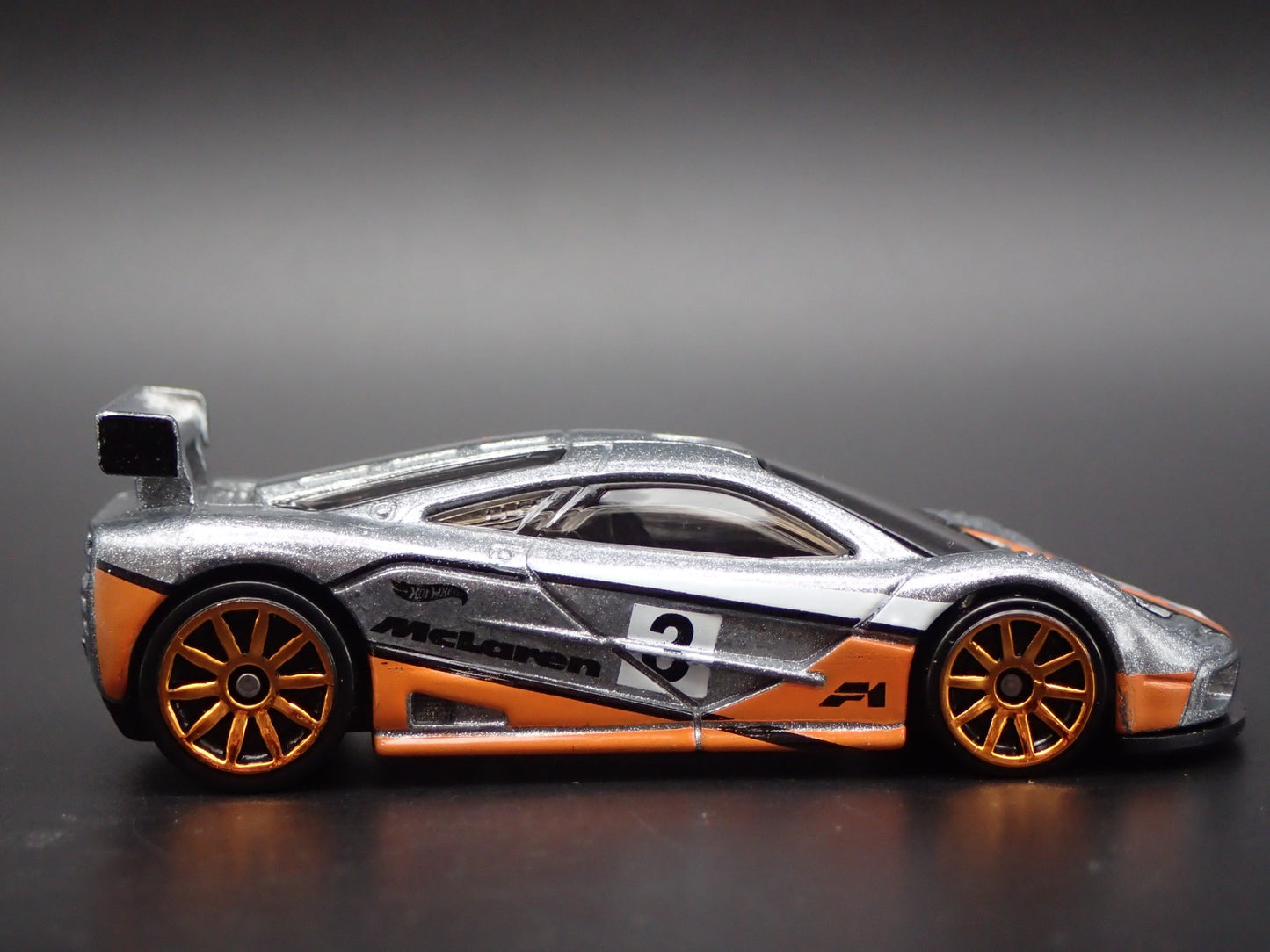 1995-1996 MCLAREN F1 GTR SUPER CAR SILVER 1:64 SCALE DIORAMA DIECAST MODEL CAR