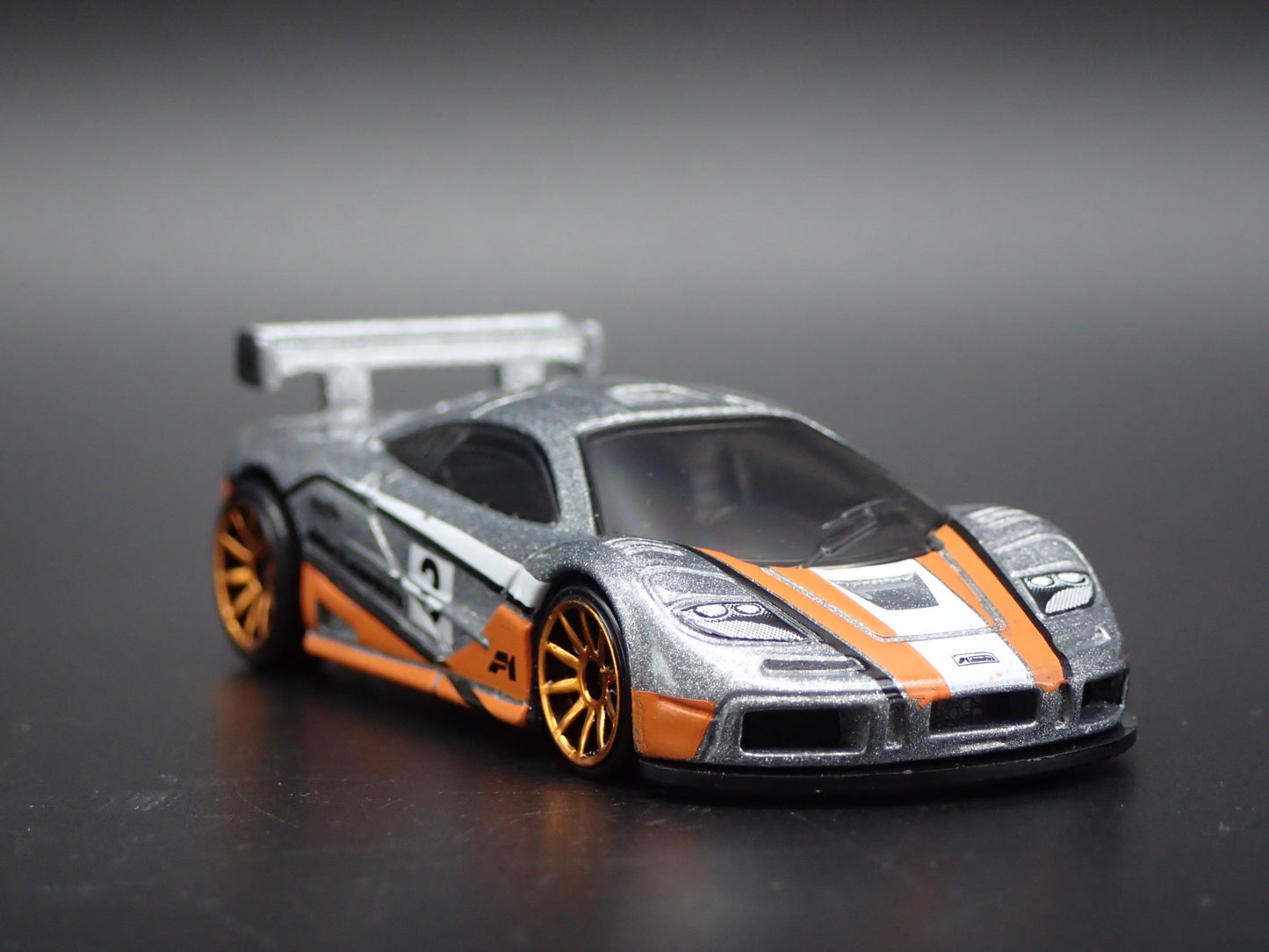 1995-1996 MCLAREN F1 GTR SUPER CAR SILVER 1:64 SCALE DIORAMA DIECAST MODEL CAR