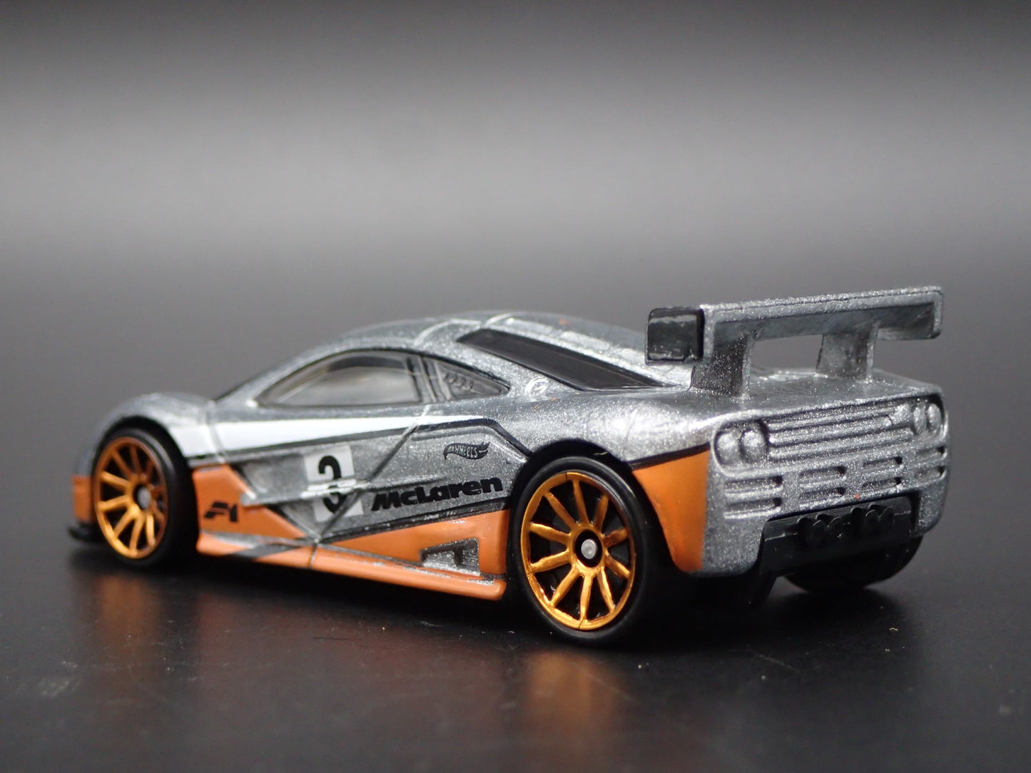 1995-1996 MCLAREN F1 GTR SUPER CAR SILVER 1:64 SCALE DIORAMA DIECAST MODEL CAR