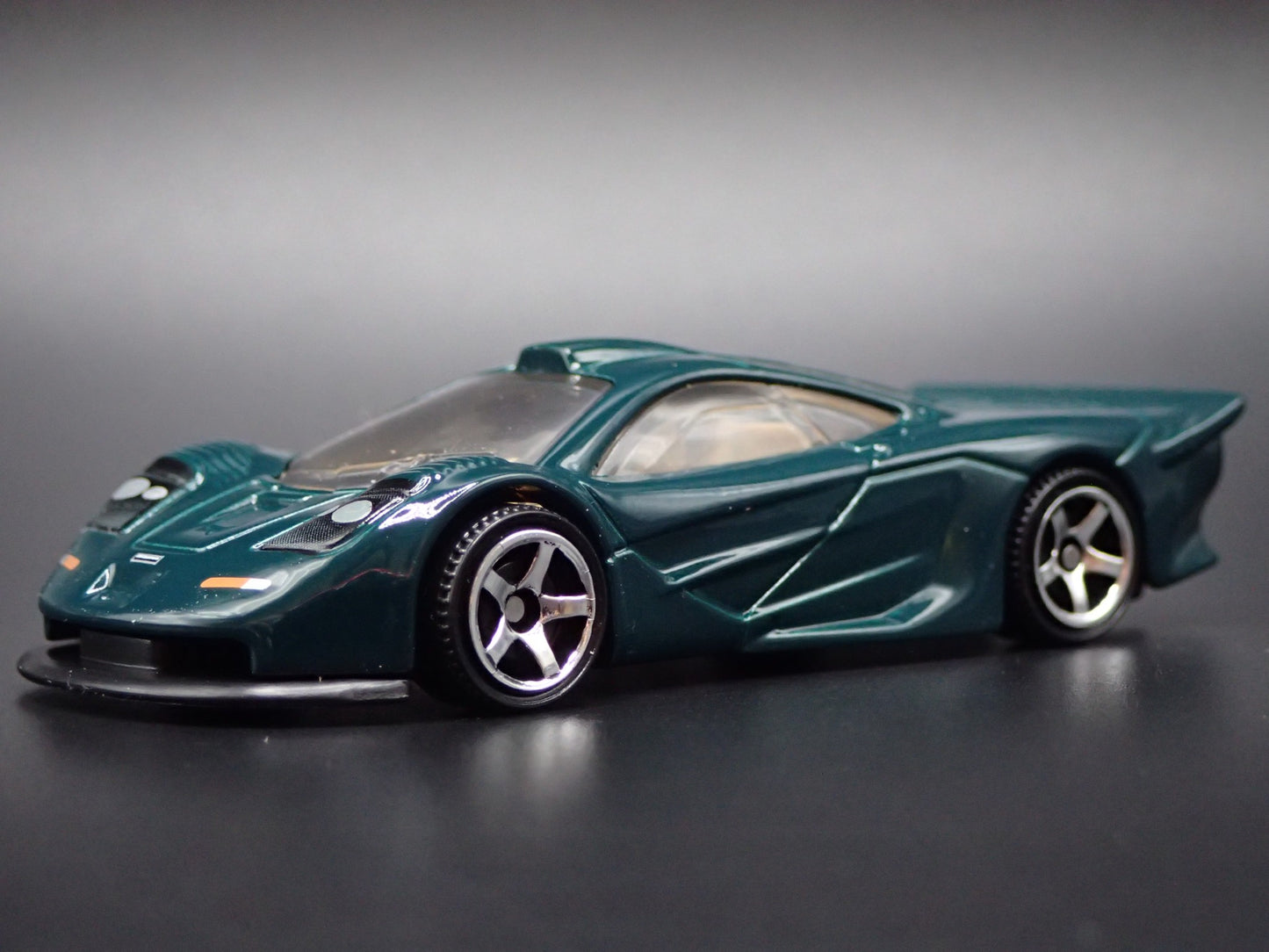 1997 97 MCLAREN F1 SUPER CAR GREEN 1:64 SCALE COLLECTIBLE DIECAST MODEL CAR