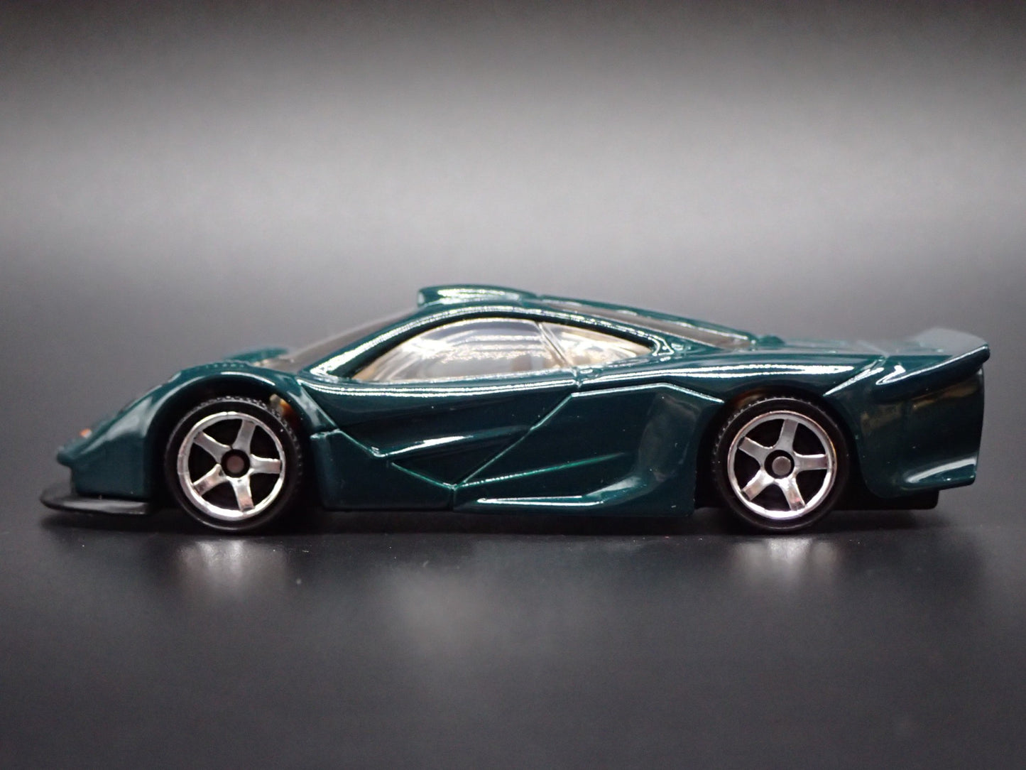 1997 97 MCLAREN F1 SUPER CAR GREEN 1:64 SCALE COLLECTIBLE DIECAST MODEL CAR