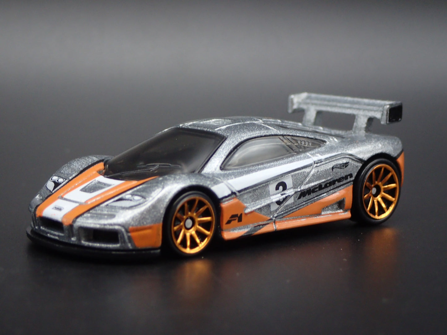 1995-1996 MCLAREN F1 GTR SUPER CAR SILVER 1:64 SCALE DIORAMA DIECAST MODEL CAR