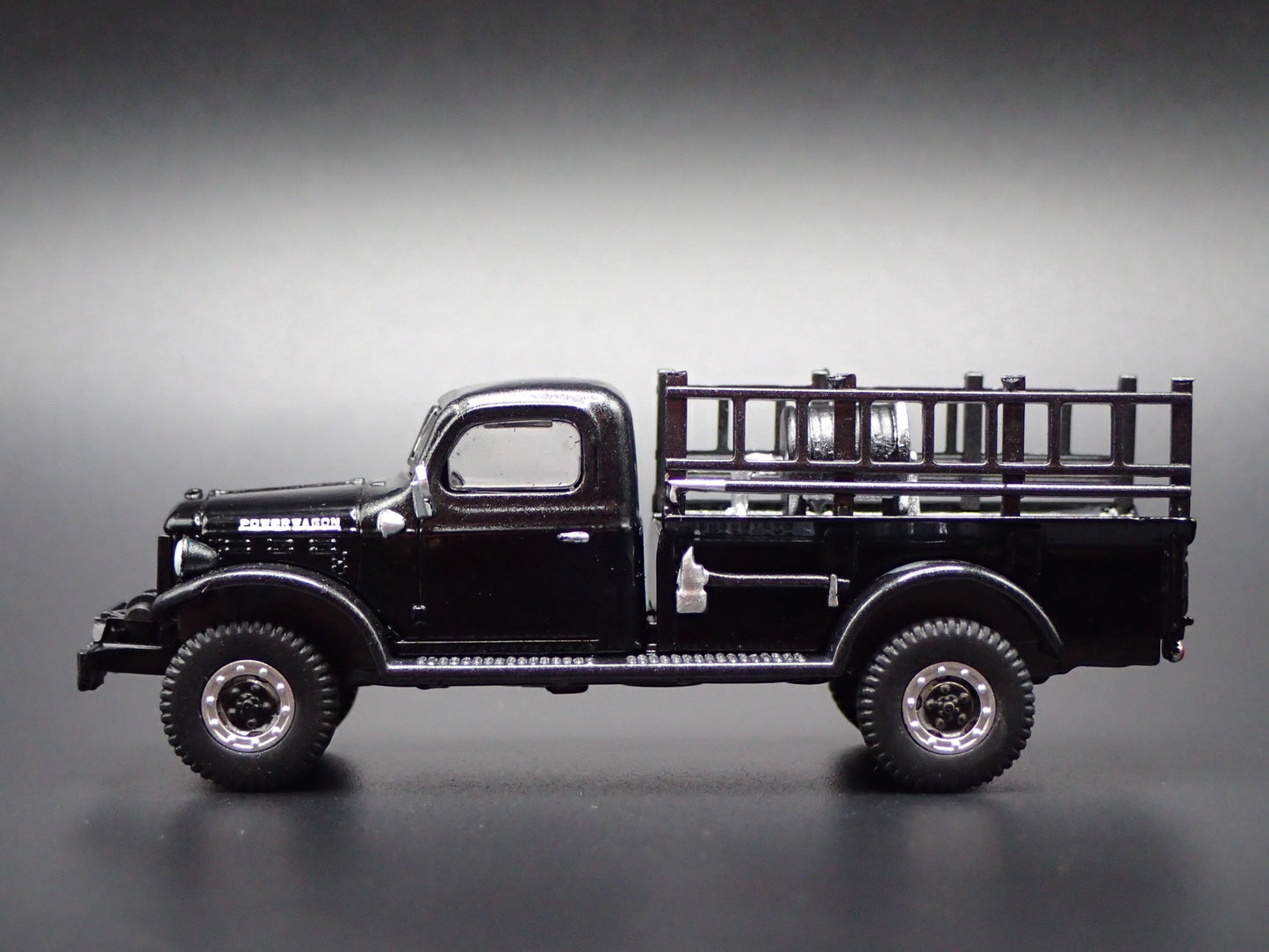 1946 46 DODGE POWER WAGON FIRE TRUCK BLACK 1:64 SCALE DIORAMA DIECAST MODEL CAR