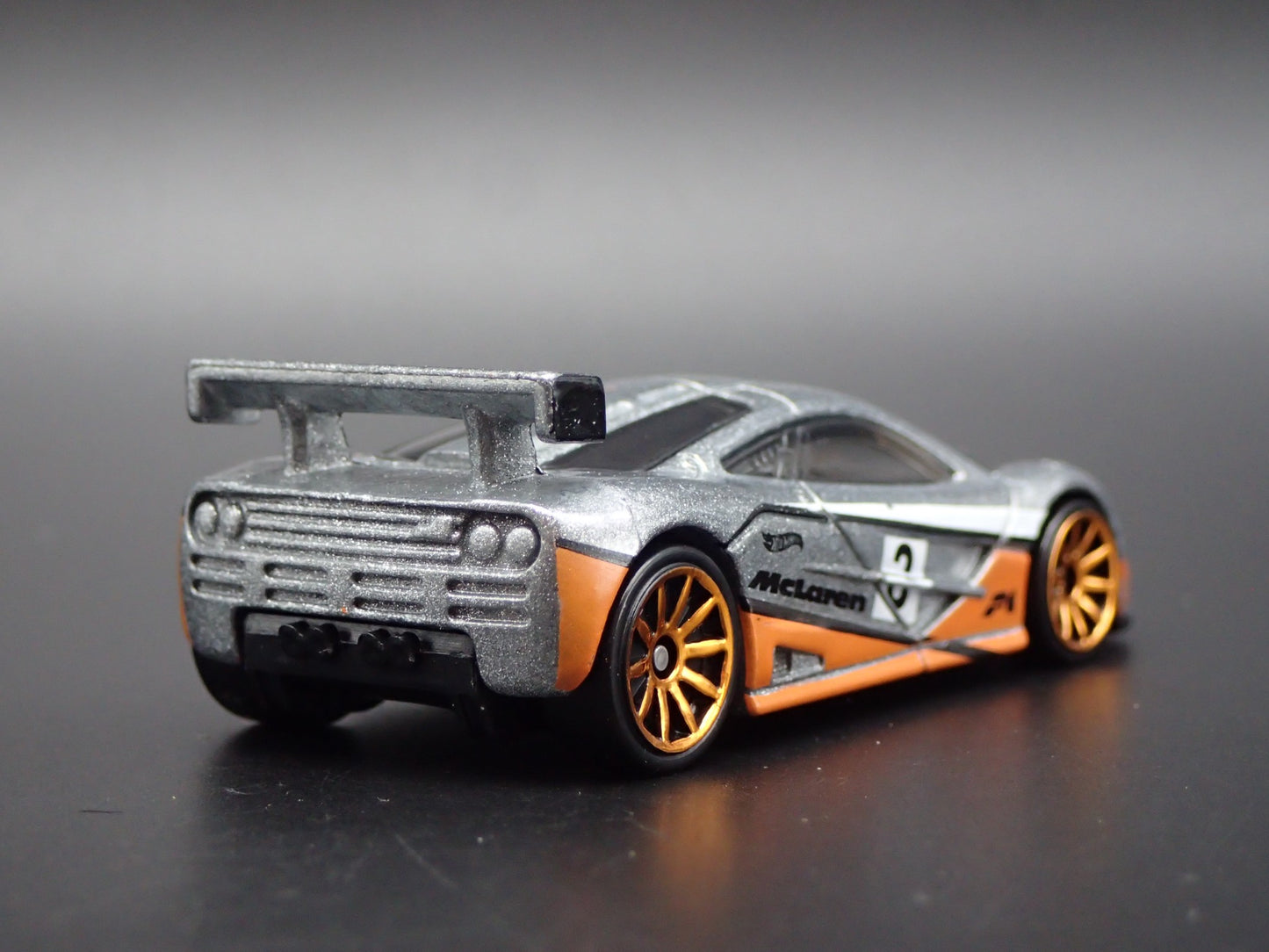 1995-1996 MCLAREN F1 GTR SUPER CAR SILVER 1:64 SCALE DIORAMA DIECAST MODEL CAR