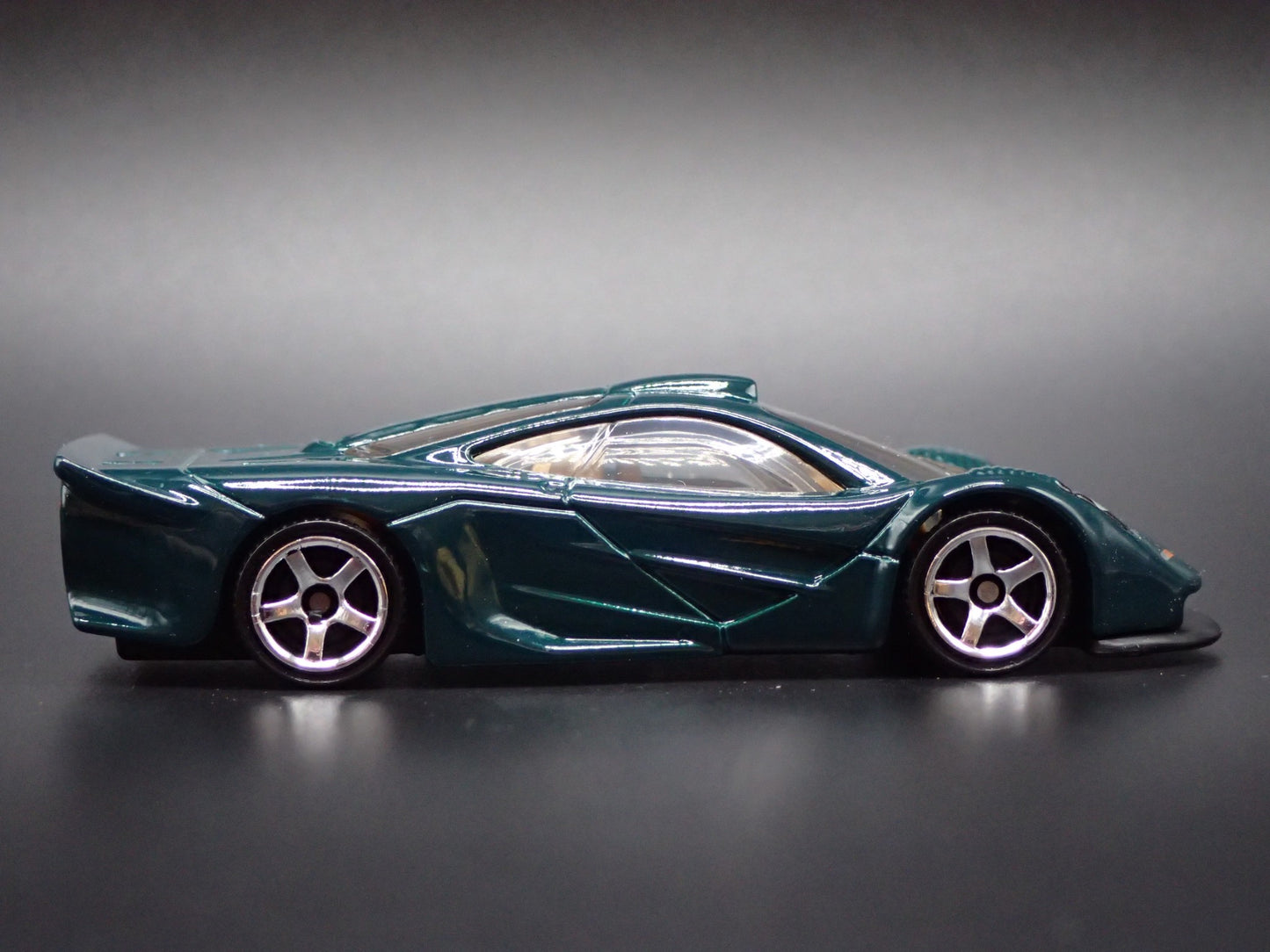 1997 97 MCLAREN F1 SUPER CAR GREEN 1:64 SCALE COLLECTIBLE DIECAST MODEL CAR