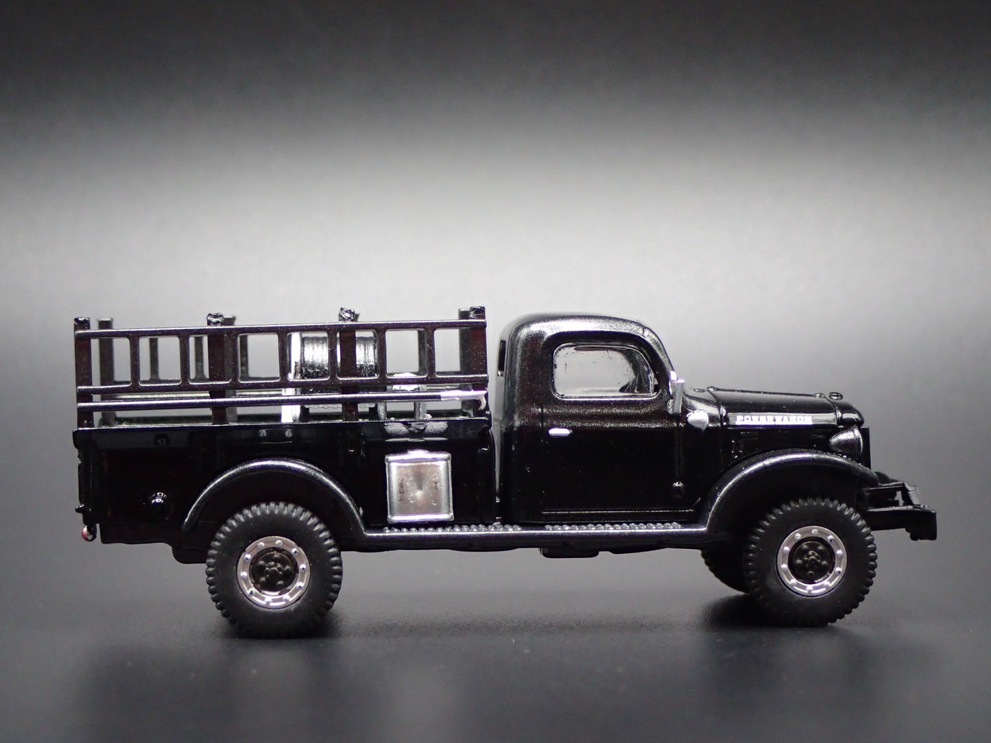 1946 46 DODGE POWER WAGON FIRE TRUCK BLACK 1:64 SCALE DIORAMA DIECAST MODEL CAR