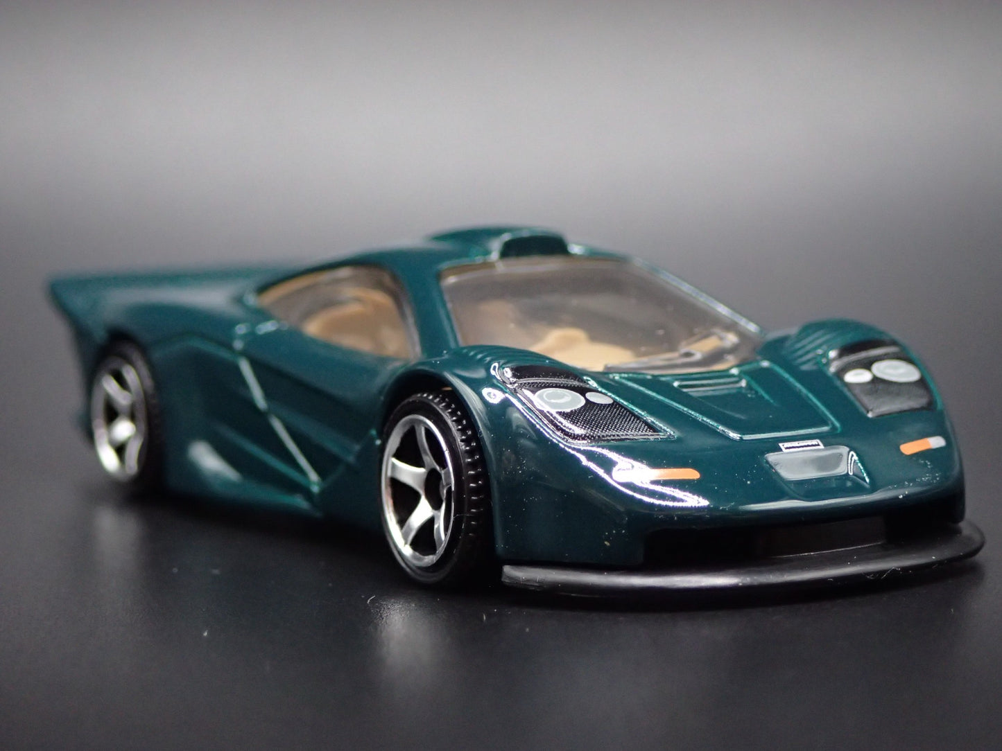 1997 97 MCLAREN F1 SUPER CAR GREEN 1:64 SCALE COLLECTIBLE DIECAST MODEL CAR
