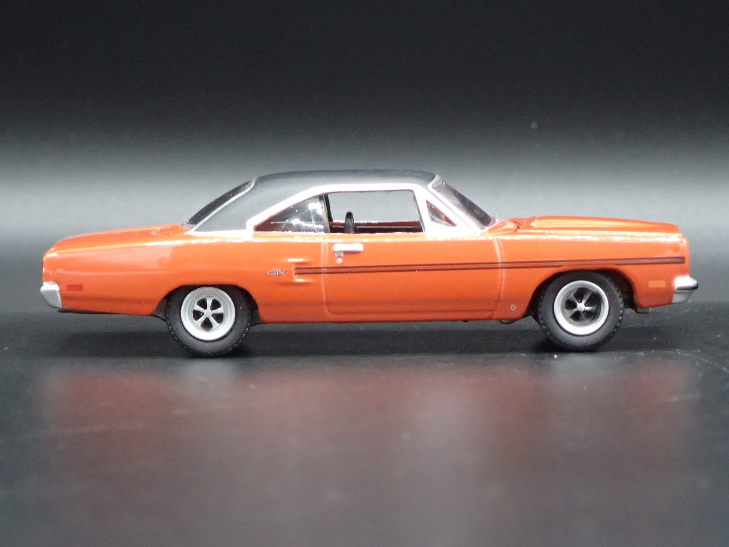 1970 70 PLYMOUTH GTX ORANGE 1/64 SCALE COLLECTIBLE DIORAMA DIECAST MODEL CAR