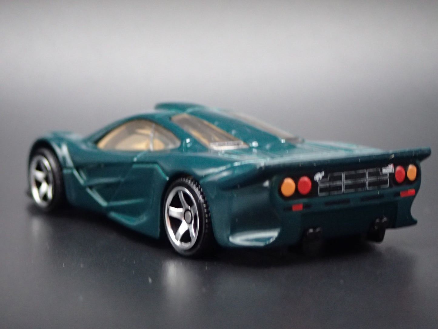 1997 97 MCLAREN F1 SUPER CAR GREEN 1:64 SCALE COLLECTIBLE DIECAST MODEL CAR