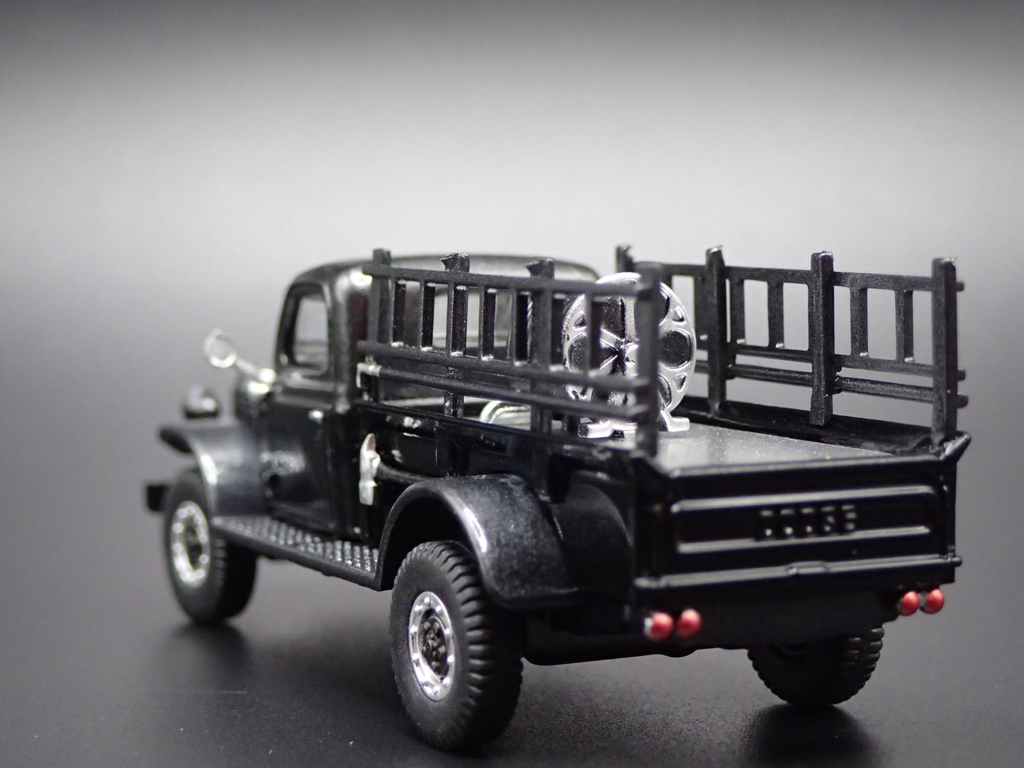 1946 46 DODGE POWER WAGON FIRE TRUCK BLACK 1:64 SCALE DIORAMA DIECAST MODEL CAR