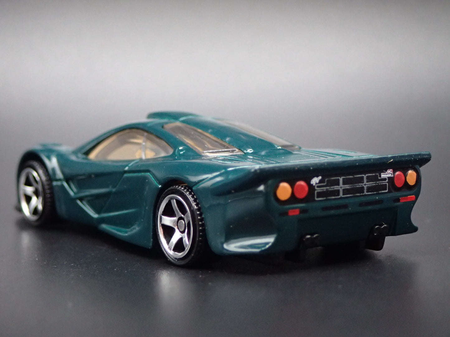 1997 97 MCLAREN F1 SUPER CAR GREEN 1:64 SCALE COLLECTIBLE DIECAST MODEL CAR