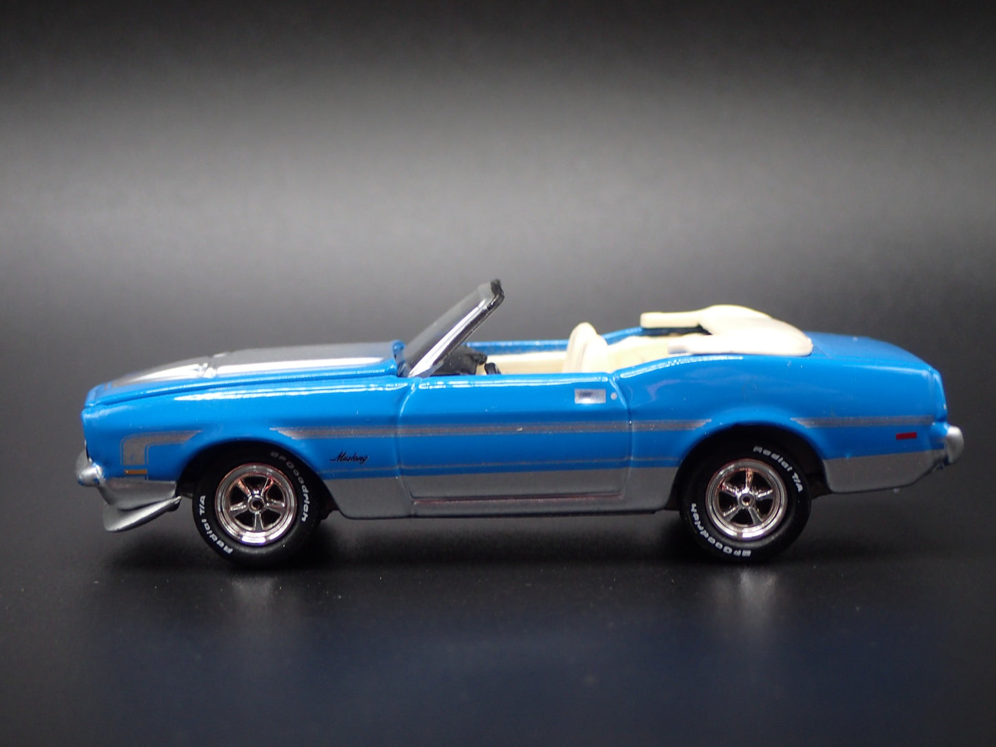 1972 72 FORD MUSTANG CONVERTIBLE BLUE 1/64 SCALE DIORAMA DIECAST MODEL CAR