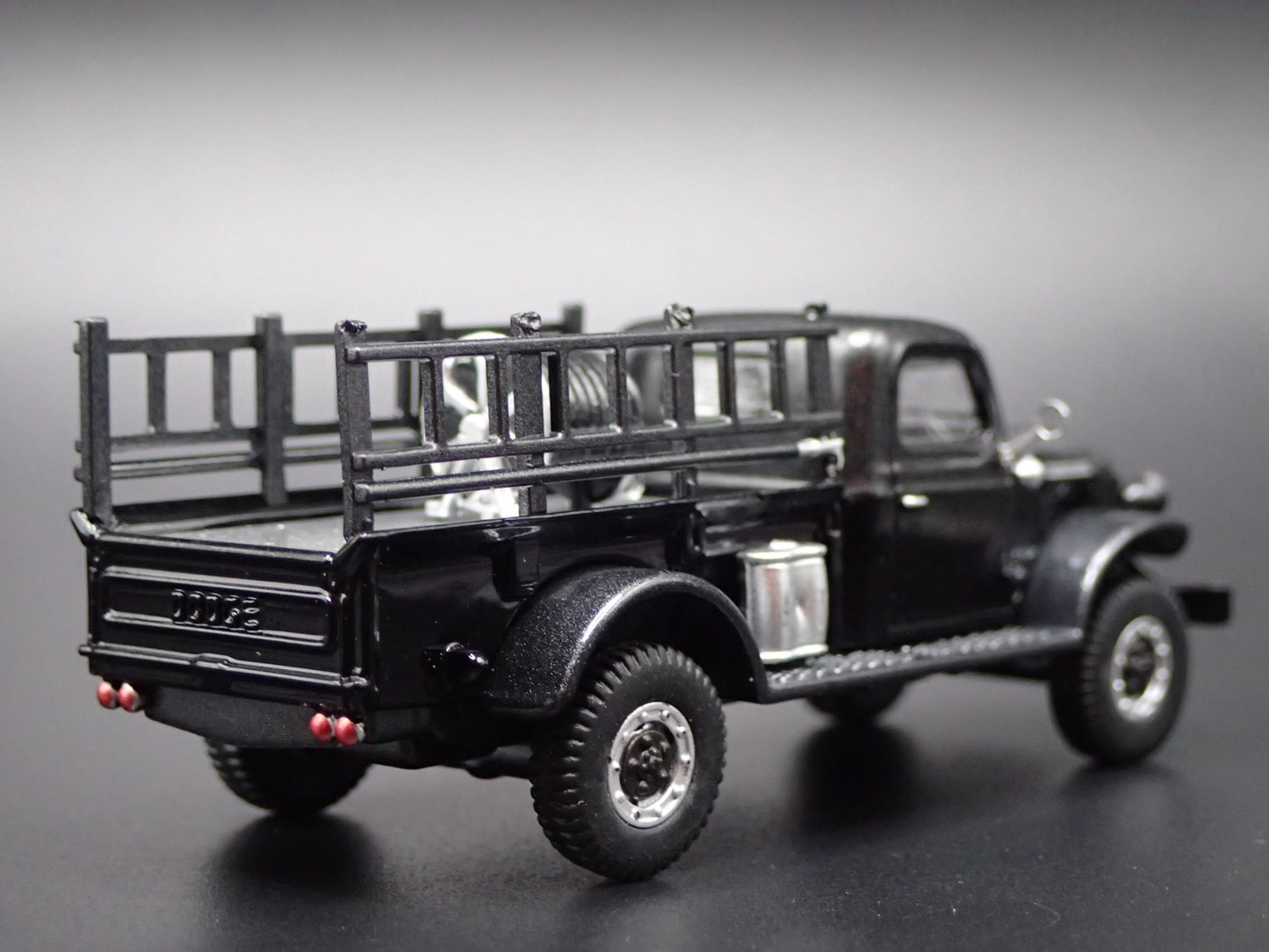 1946 46 DODGE POWER WAGON FIRE TRUCK BLACK 1:64 SCALE DIORAMA DIECAST MODEL CAR