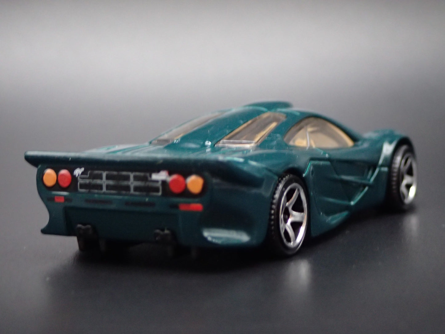 1997 97 MCLAREN F1 SUPER CAR GREEN 1:64 SCALE COLLECTIBLE DIECAST MODEL CAR