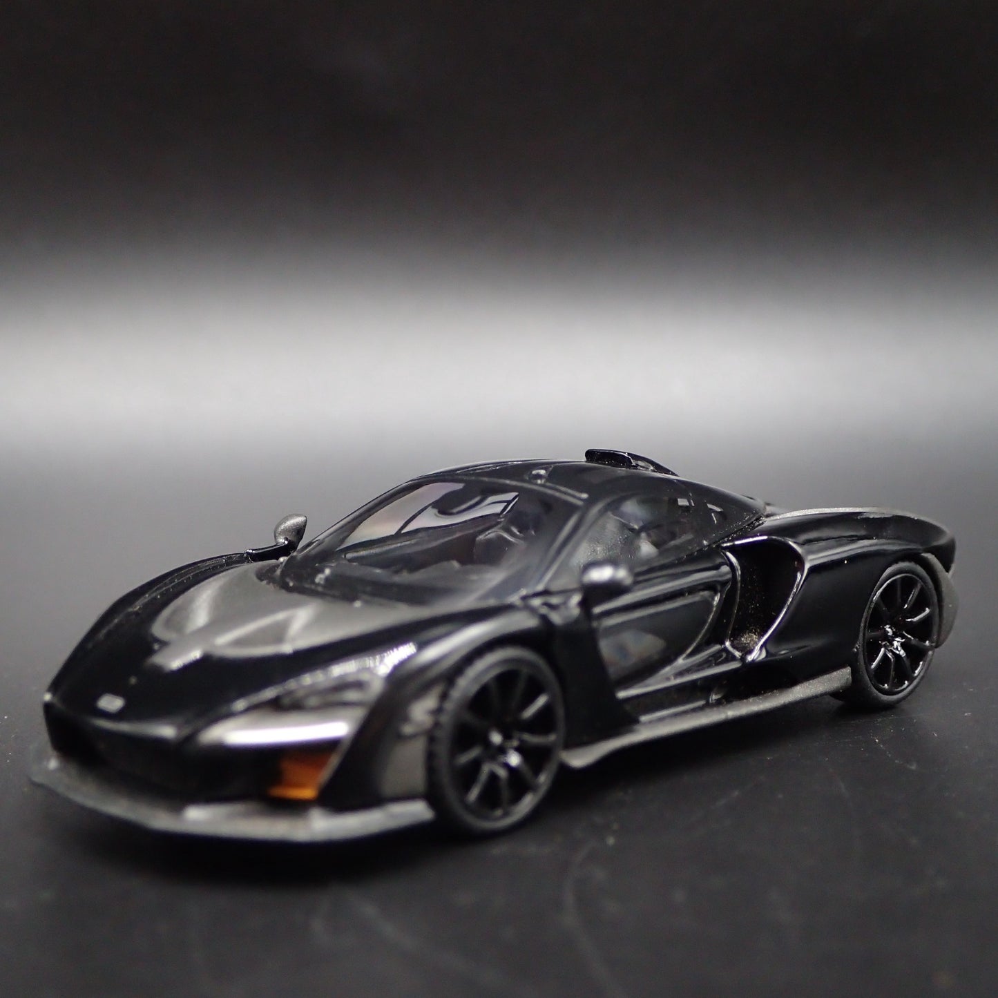 2018-2025 MCLAREN SENNA WINGLESS SUPERCAR 1:64 SCALE DIORAMA DIECAST MODEL CAR