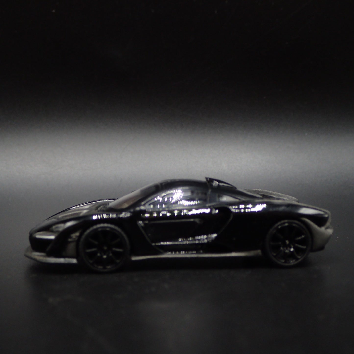 2018-2025 MCLAREN SENNA WINGLESS SUPERCAR 1:64 SCALE DIORAMA DIECAST MODEL CAR