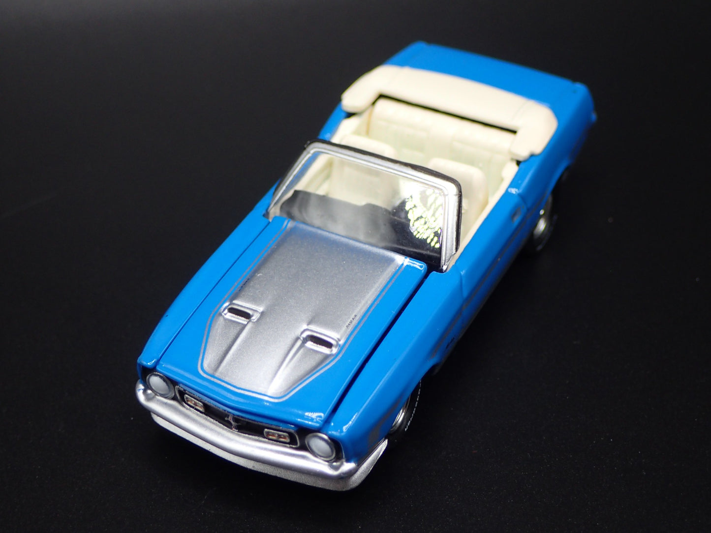 1972 72 FORD MUSTANG CONVERTIBLE BLUE 1/64 SCALE DIORAMA DIECAST MODEL CAR